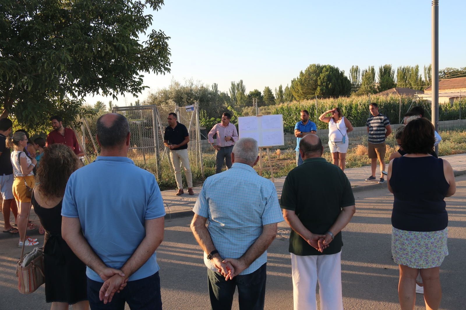 El alcalde, Francisco Rodríguez, presentando el proyecto a sus vecinos