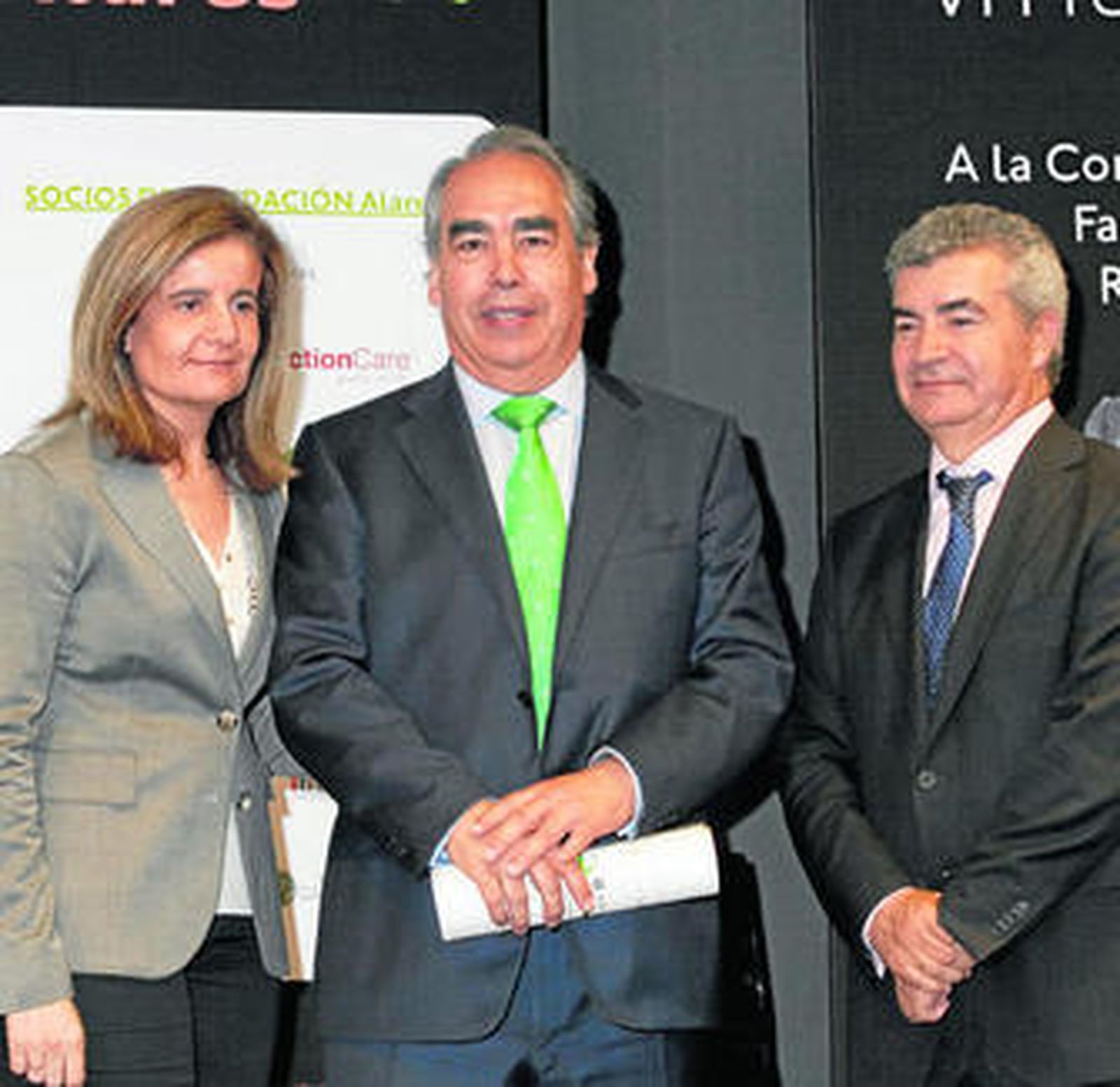 Fernando Andrés recibió el premio de manos de la ministra Fátima Báñez.