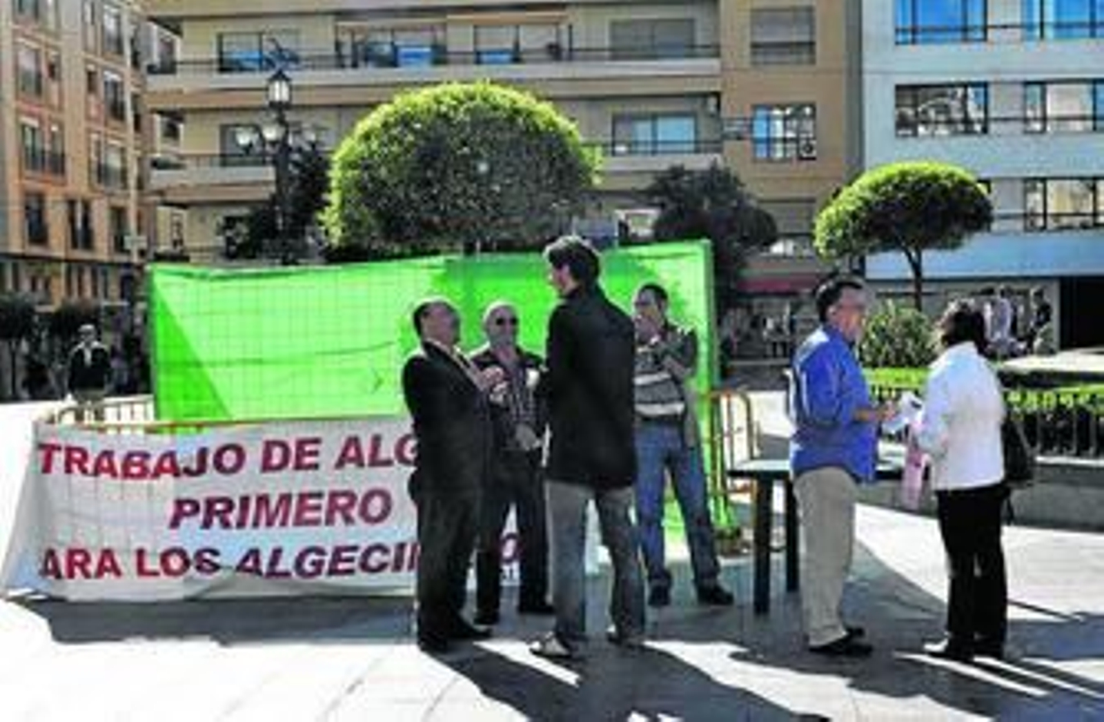 Una representación de Aldepar, recogiendo firmas de apoyo.