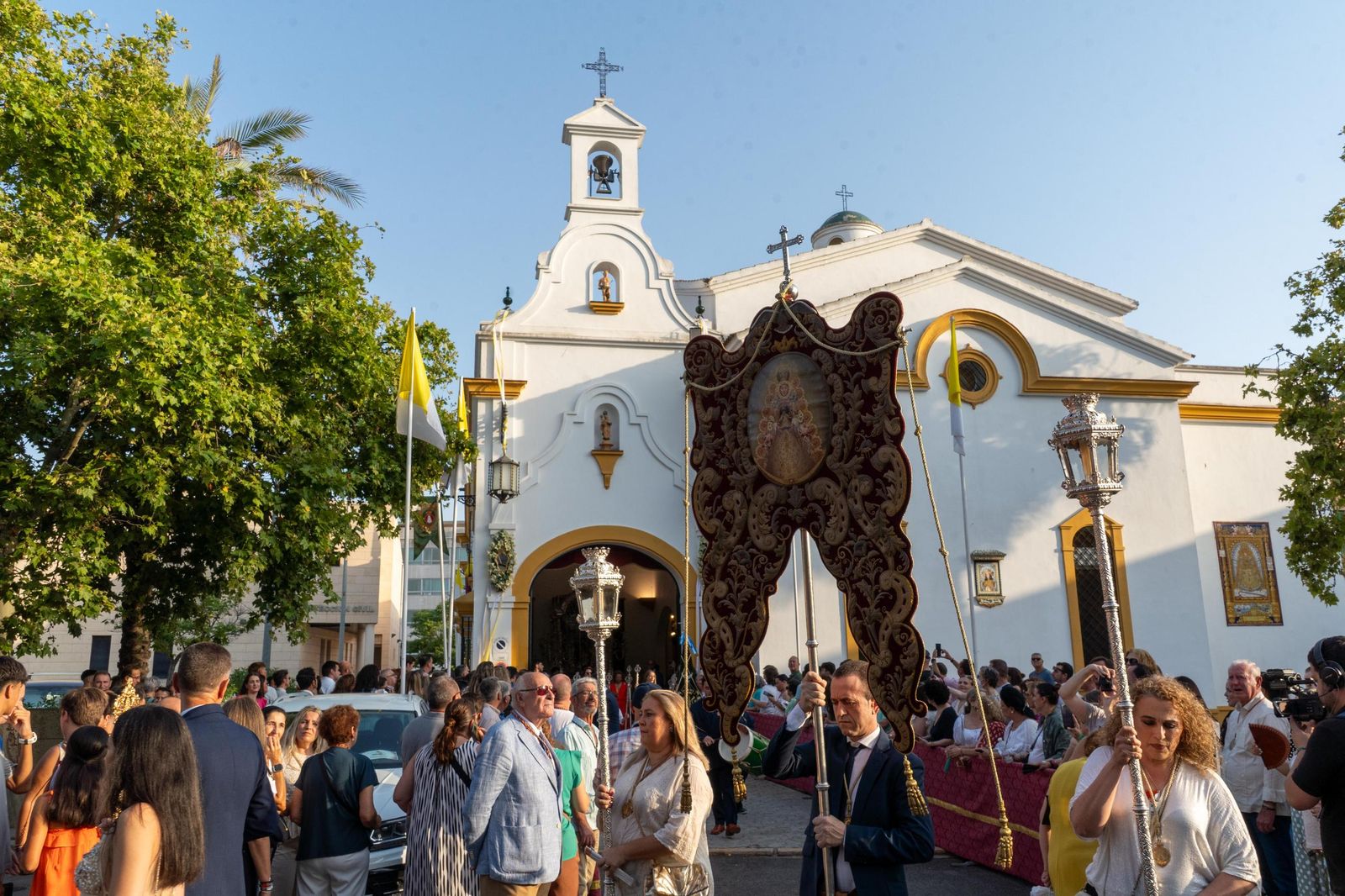 Imágenes del Rosario Jubilar rociero celebrado por las 25 hermandades filiales de la Matriz de Almonte en La Merced