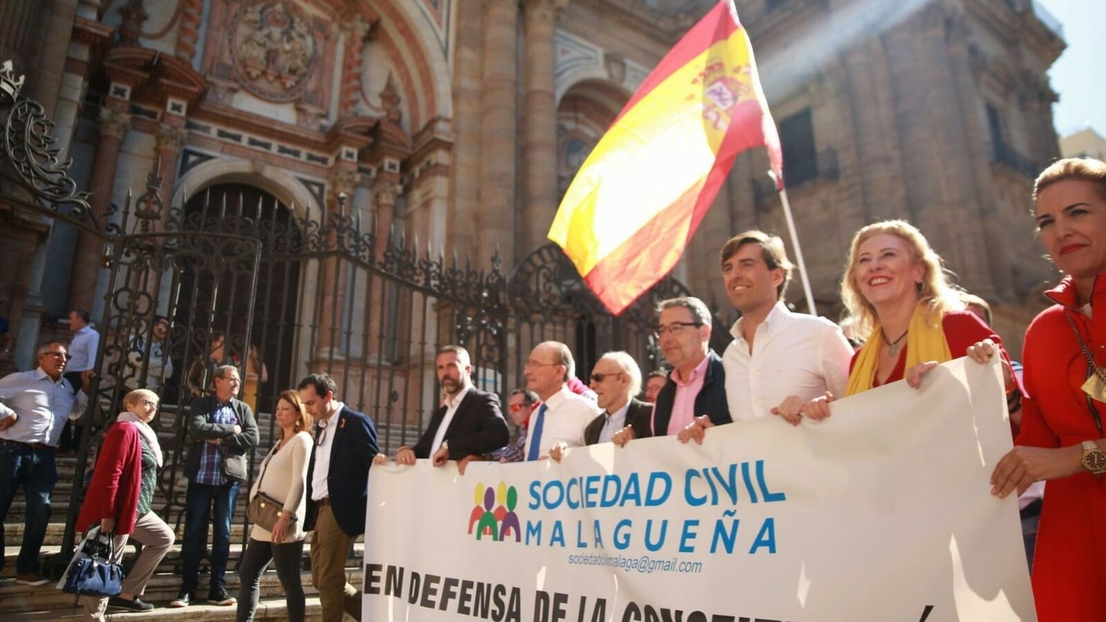 La marcha a su paso por la Catedral de Málaga.