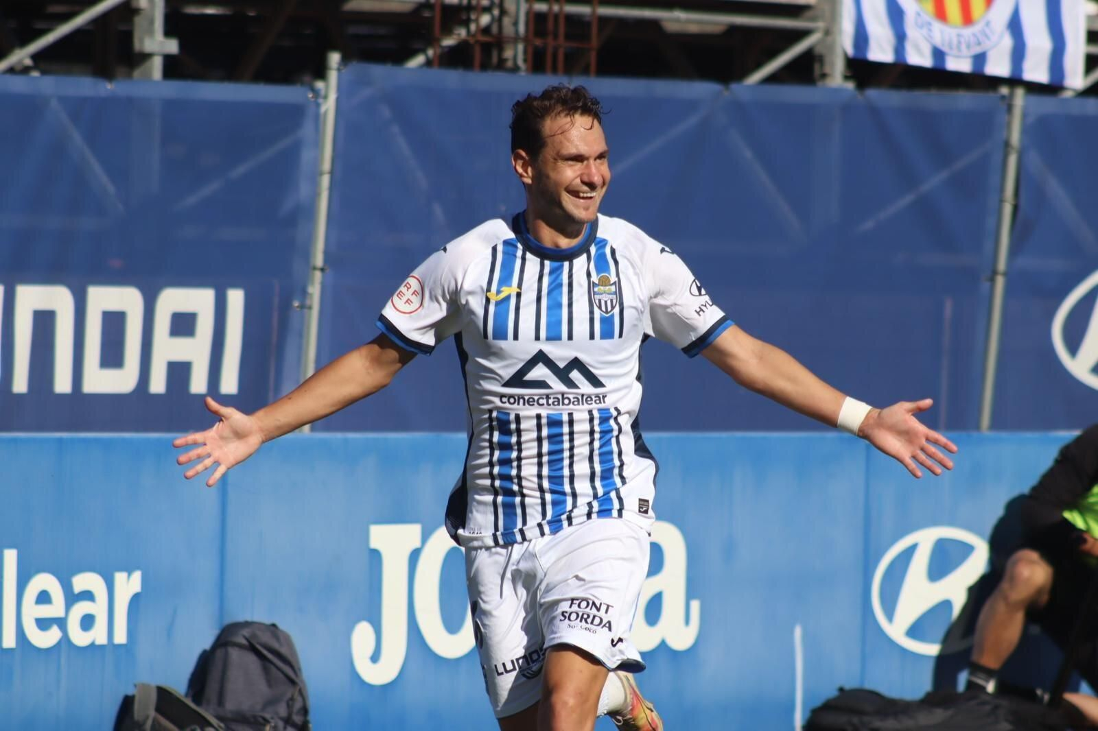 David Rodríguez celebra un gol con el Atlético Baleares.