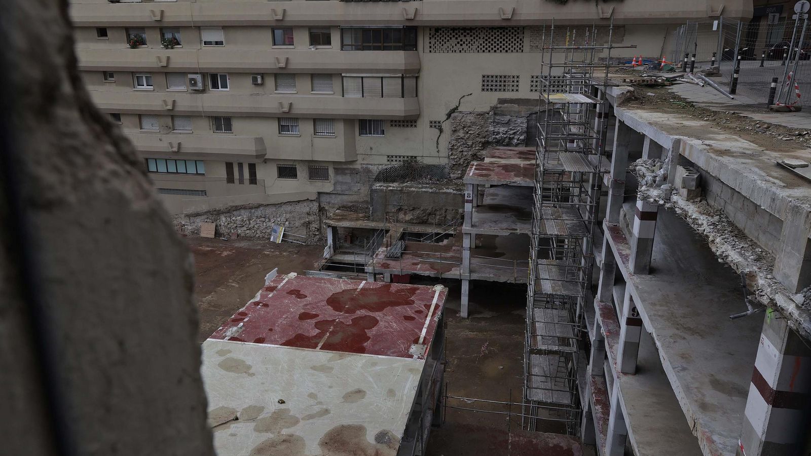 La estructura demolida del parking ilegal. La estructura demolida del parking ilegal.