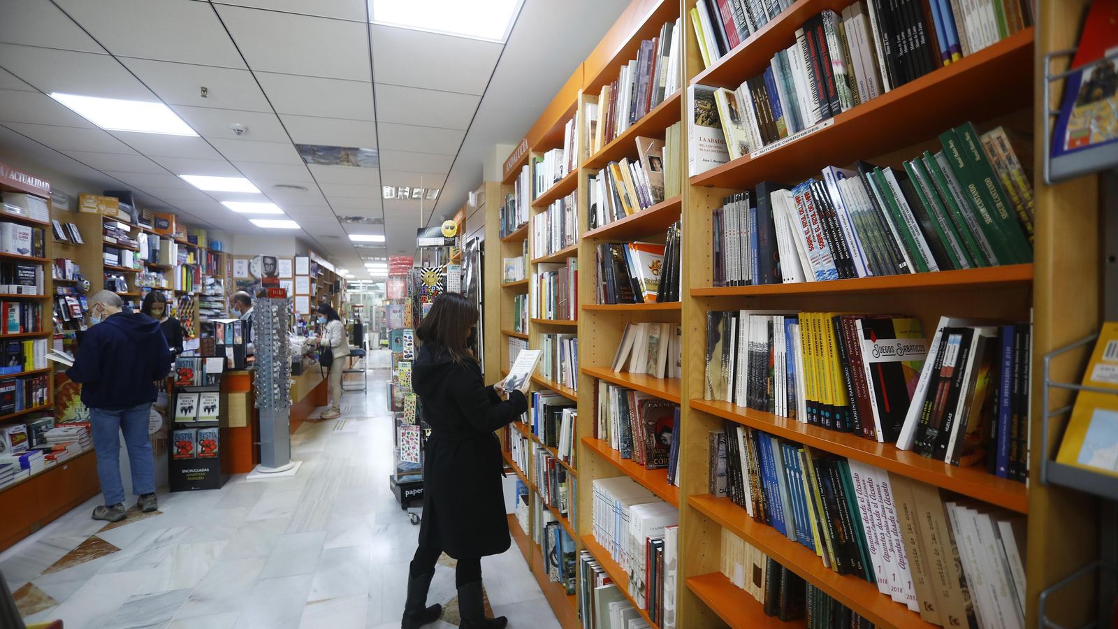 Clientes en el interior de la Librería Luque