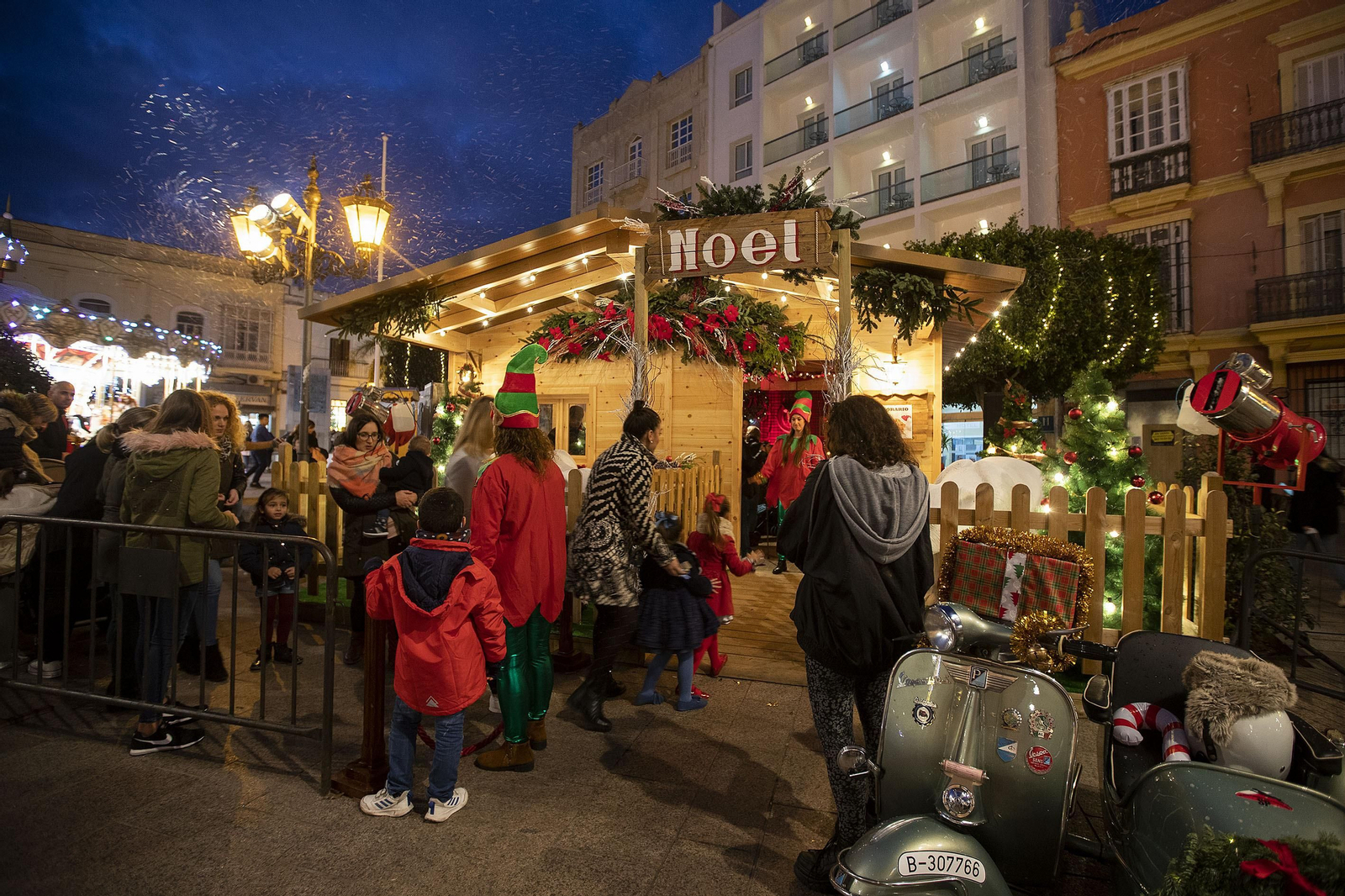 Papá Noel y un belén viviente ambientan San Fernando