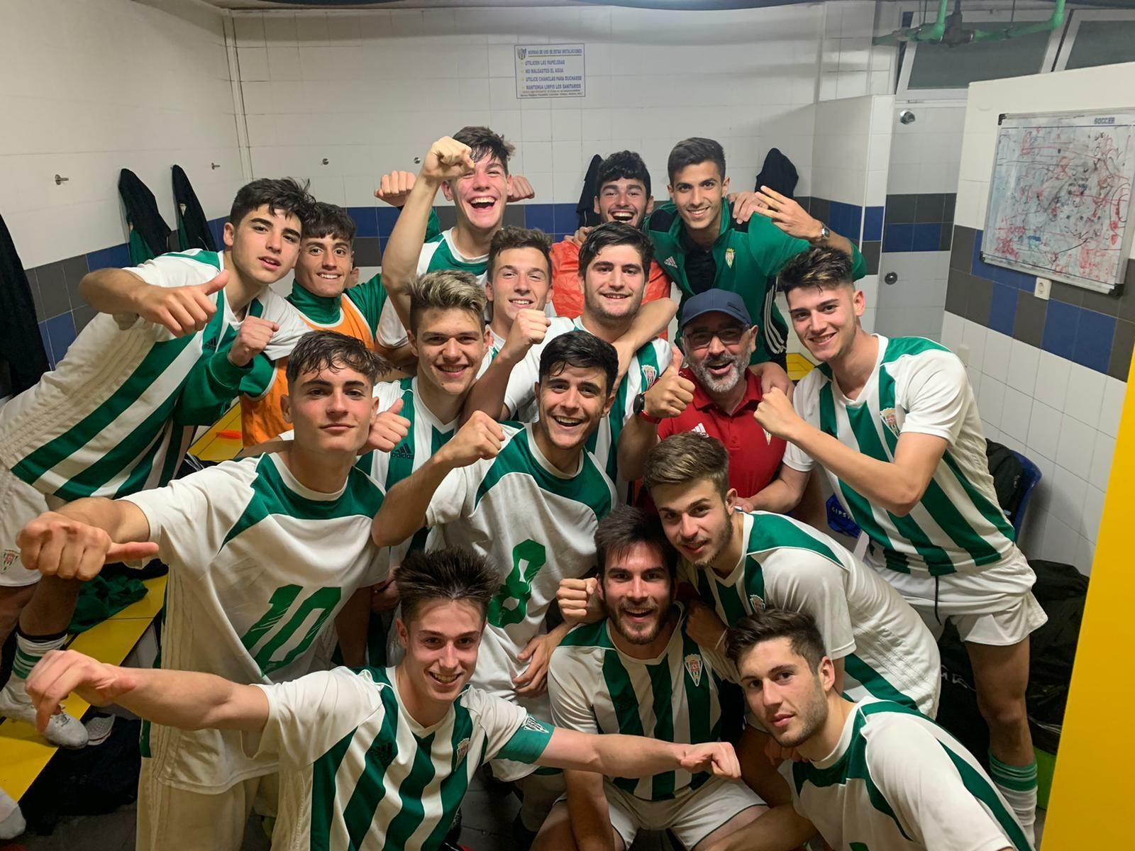Los jugadores del Córdoba juvenil celebran su triunfo ante el Dos Hermanas San Andrés.