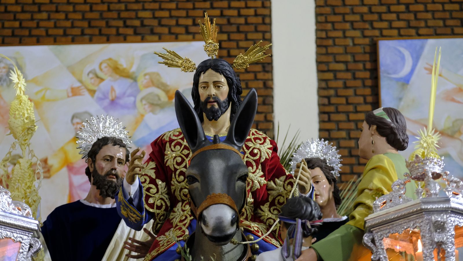 La Borriquita procesiona por las calles de Almería, en imágenes