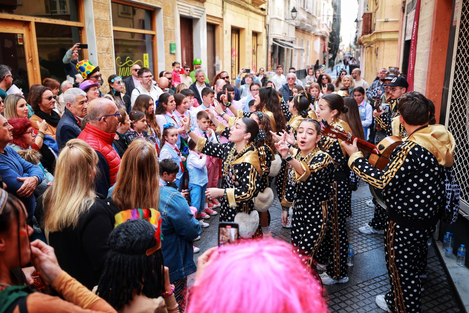 Las mejores imágenes del primer domingo del Carnaval de Cádiz