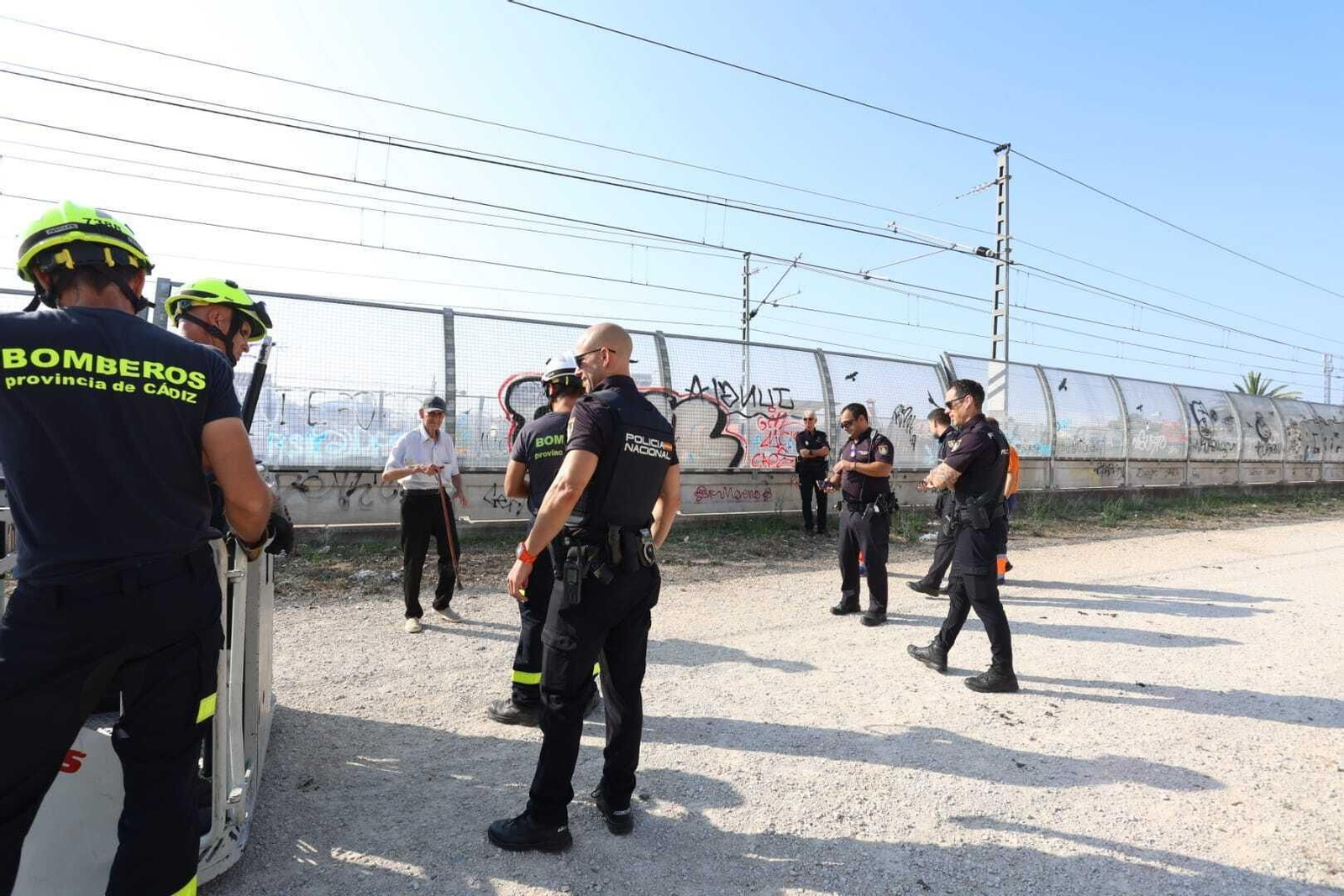 Rescate de un anciano desorientado en las vías del tren