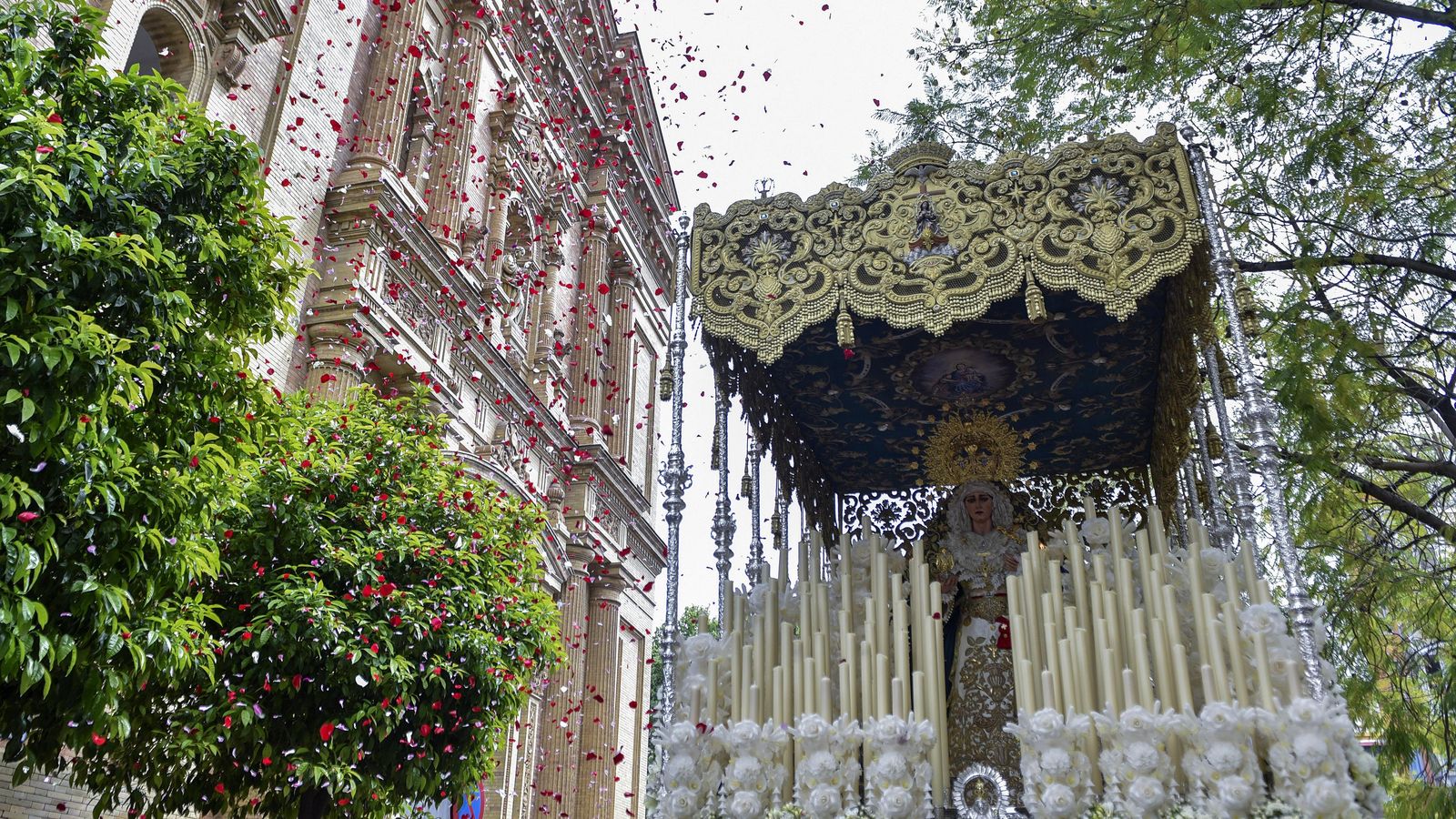 Paso de palio de la Hermandad de la Sed bajo una lluvia de pétalos