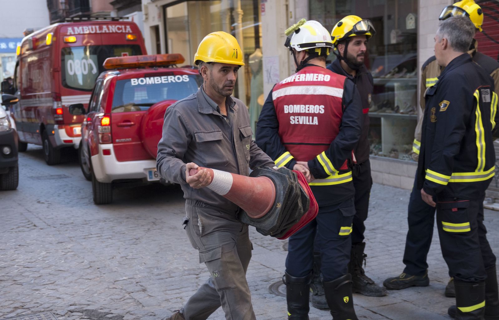 Imágenes del dispositivo de emergencias por las explosiones eléctricas en la calle Cuna