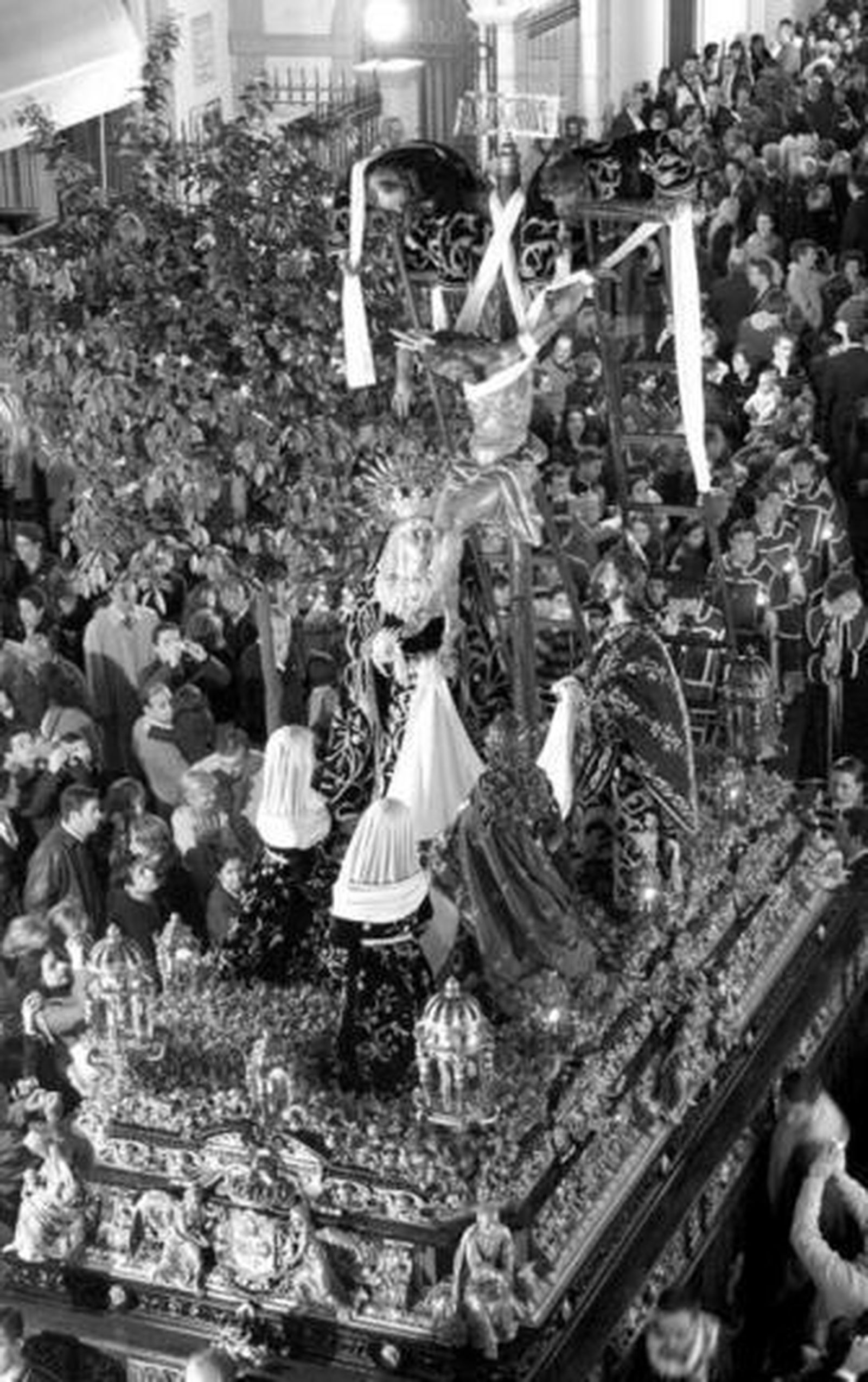 El misterio de la Quinta Angustia por la calle Rioja.