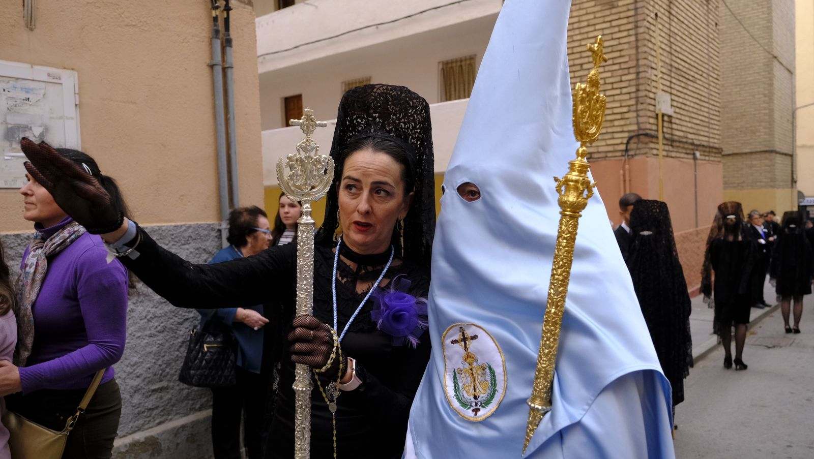 La Procesión de Los Ángeles de sobrepuso a la lluvia, en imágenes