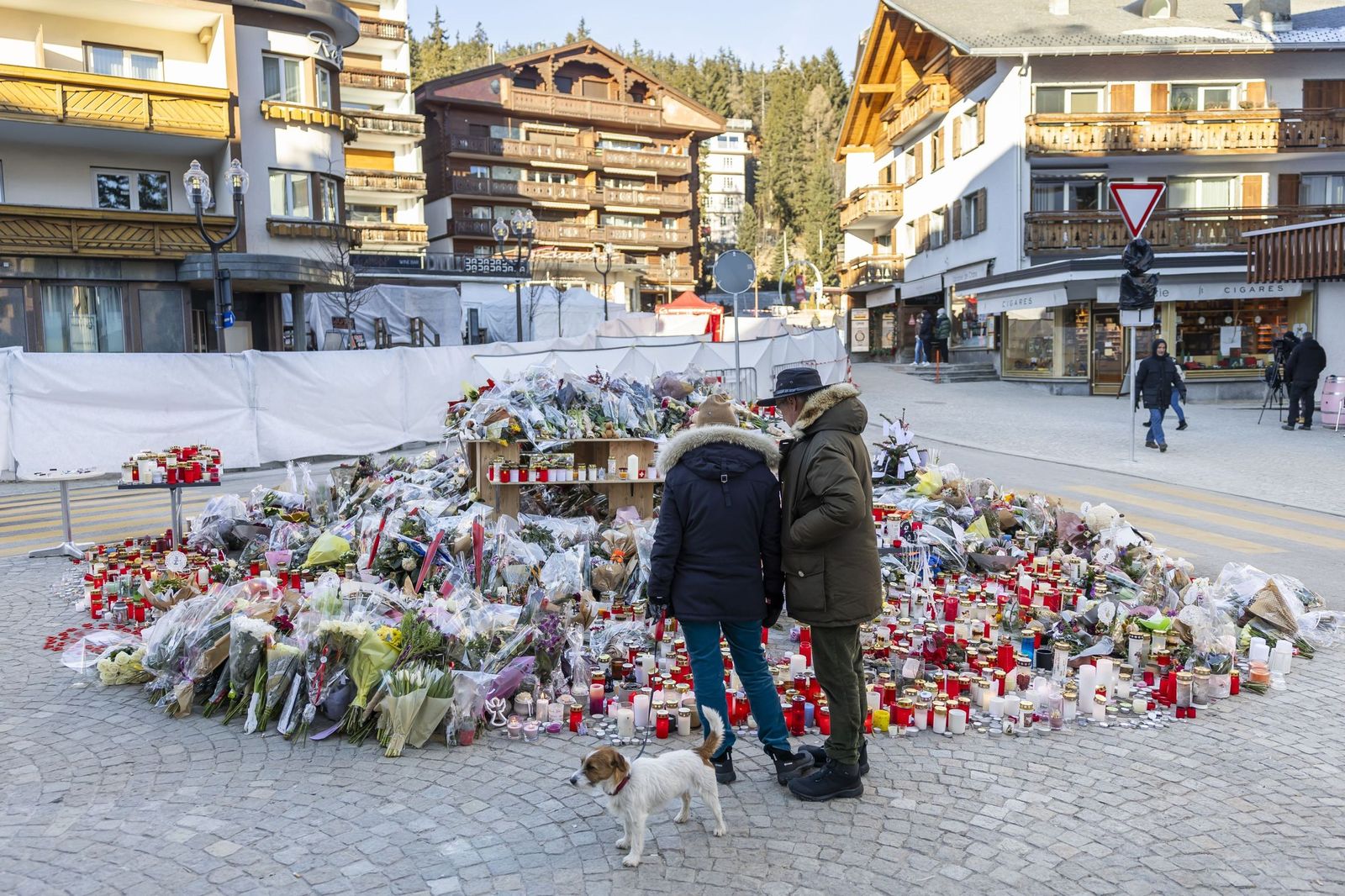 Velas y flores en homenaje a los muertos en la fiesta de Nochevieja en Suiza.