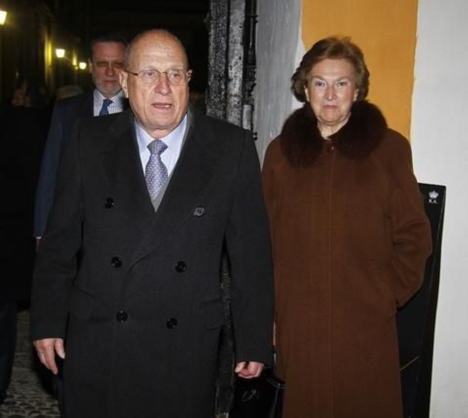 Manuel Losada Villasante y Antonia Friend; detrás, Miguel Ángel de la Rosa. 

Foto: Antonio Pizarro / Juan Carlos Vázquez / Victoria Hidalgo / Manuel Gómez