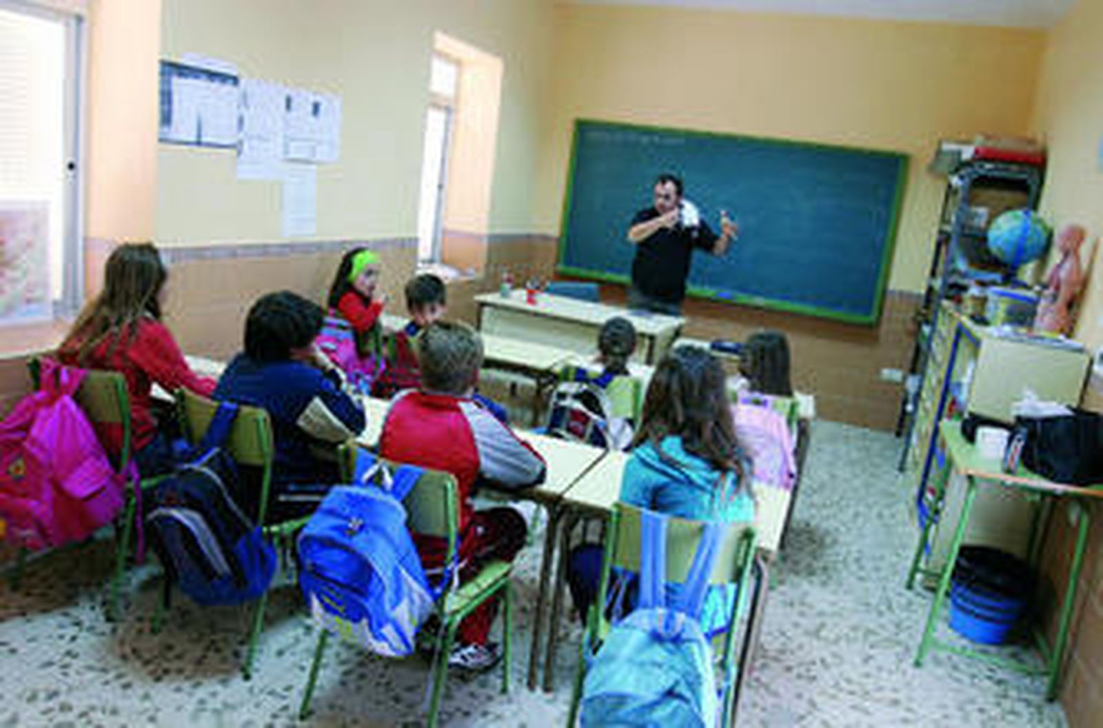 Un maestro imparte clases a menos de una decena de niños en un colegio rural.