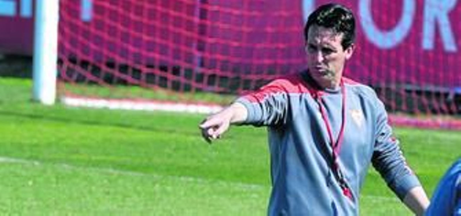 Unai Emery realiza indicaciones durante el último entrenamiento antes del encuentro frente al Valencia.