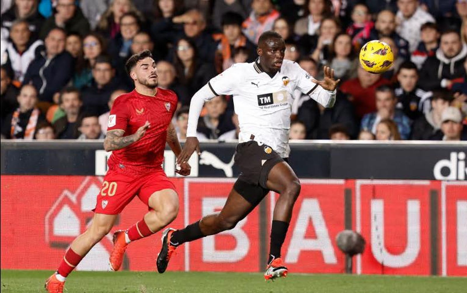 Isaac persigue a Diahaby en un lance del partido.