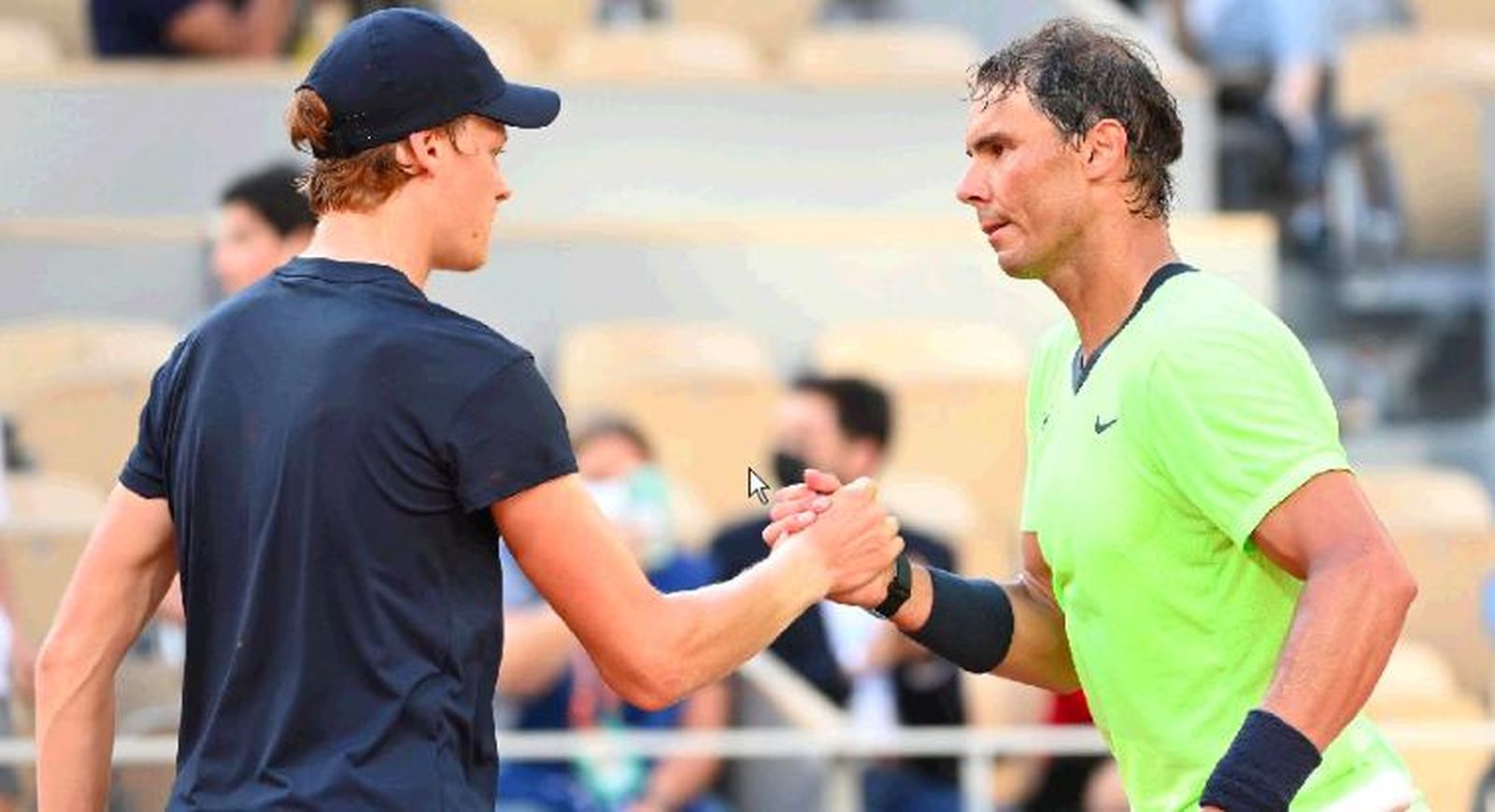Nadal saluda a Sinner al término del encuentro.