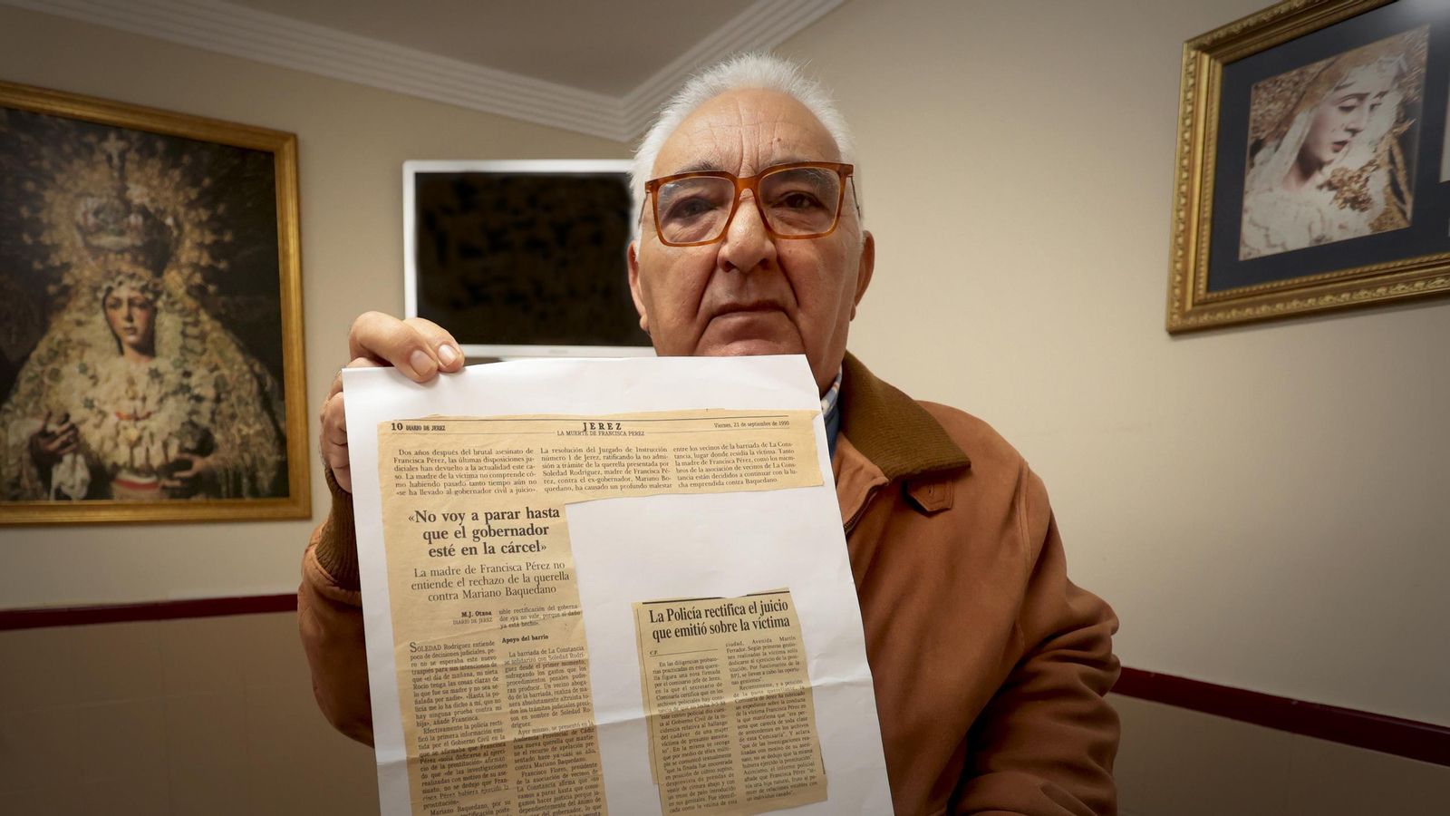 Paco Flores, en la asociación de vecinos de La Constancia, muestra recortes de prensa de la época