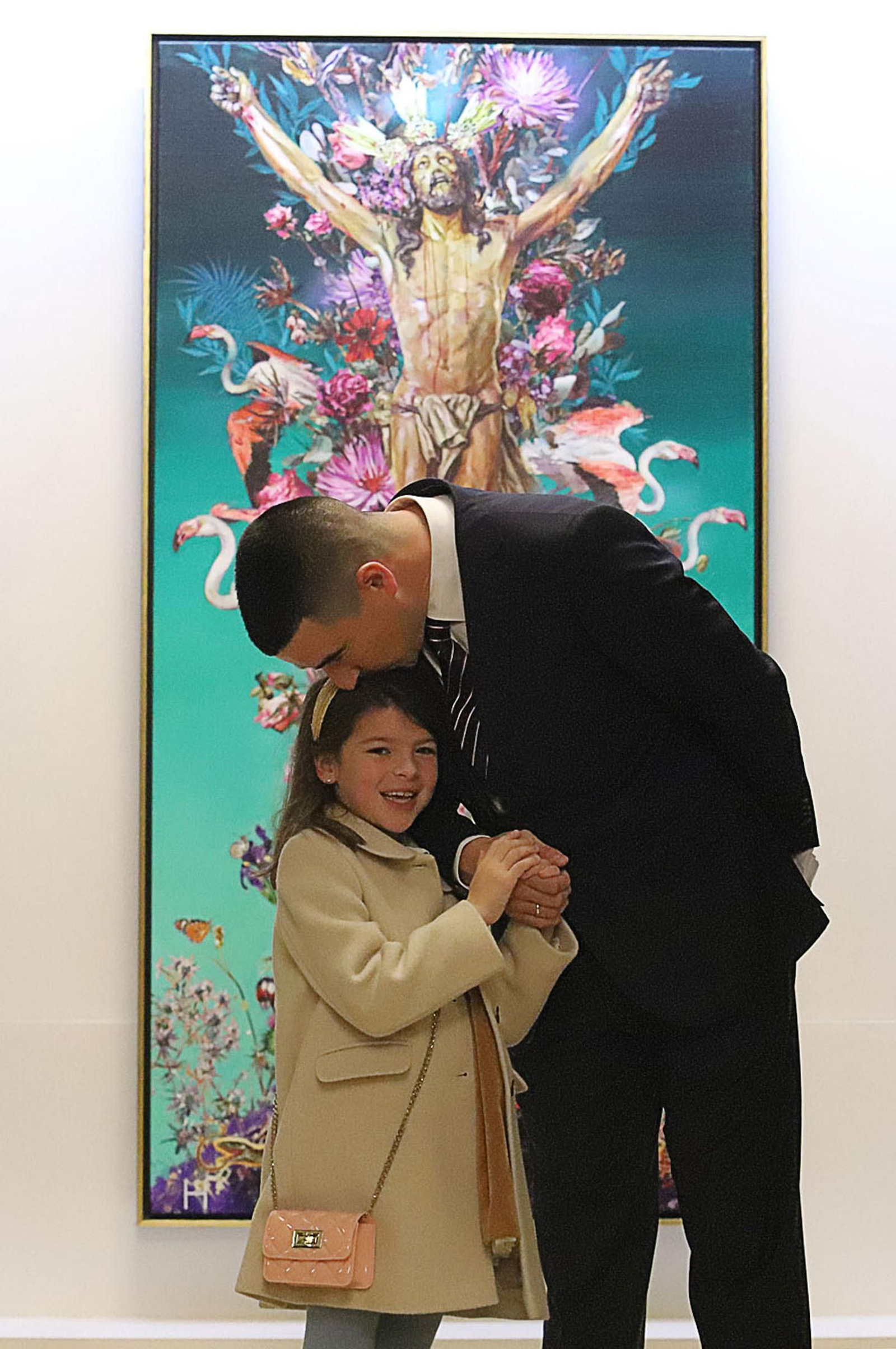 Imágenes del cartel de la Semana Santa 2023 de Huelva en su presentación