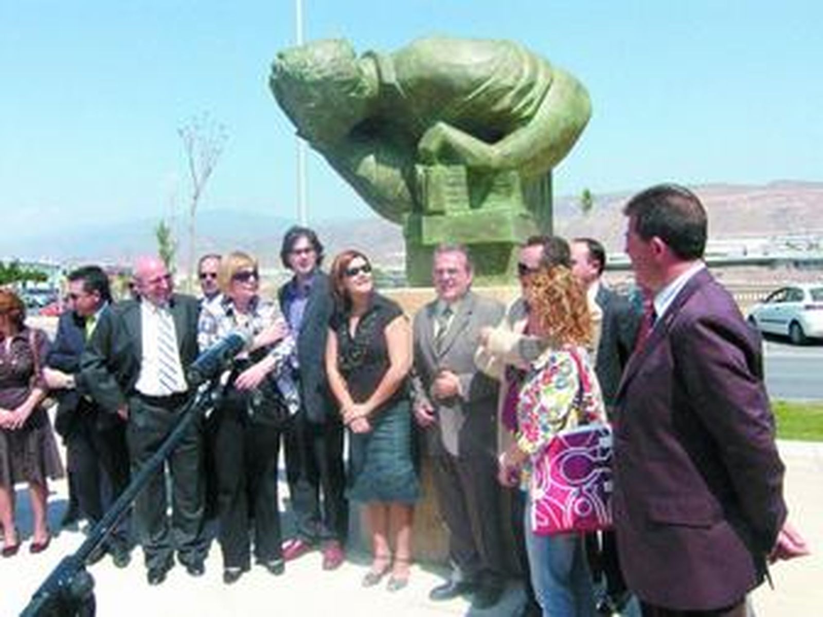 Momento de la inauguración del monumento en honor a los periodistas que tuvo lugar en la mañana de ayer en el bulevar de Vícar.