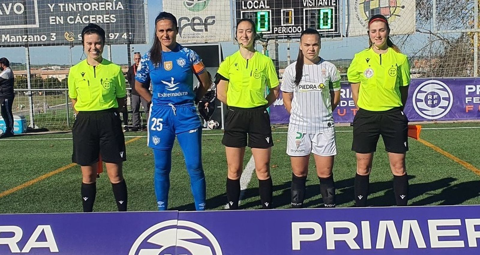 Yanire Ruiz posa con el trío arbitral y Tatiana.