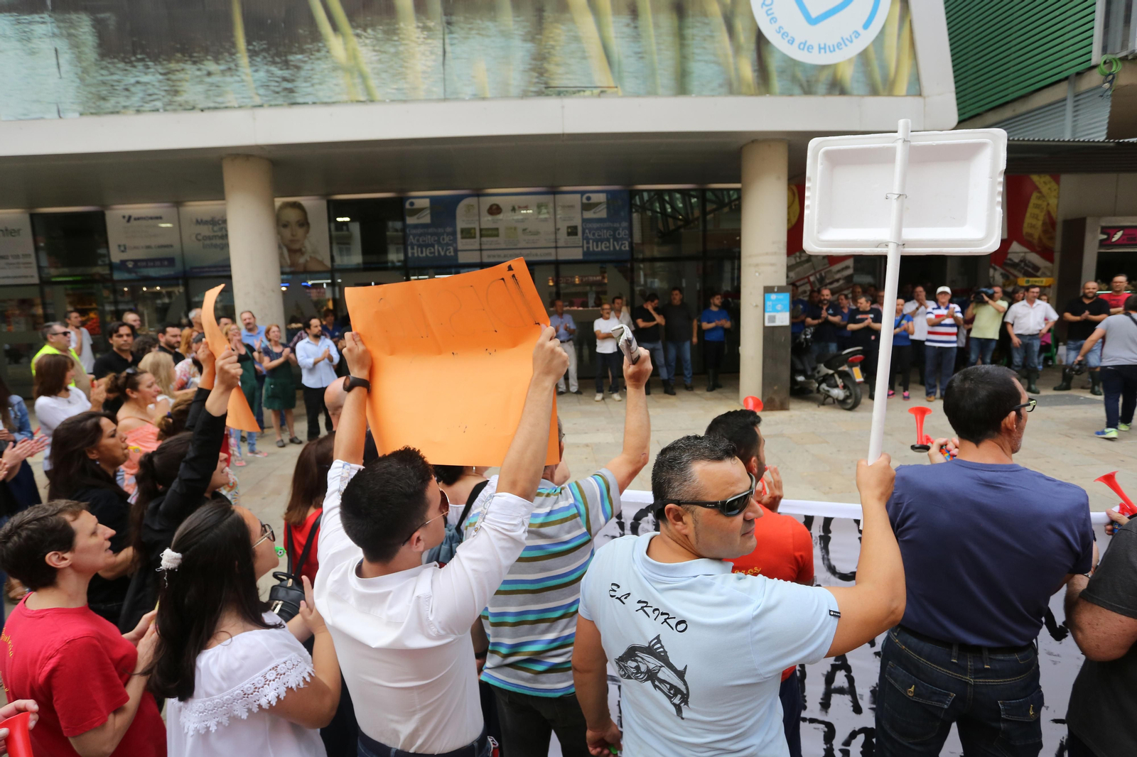 Más imágenes de la protesta de los minoristas del mercado de San Sebastián