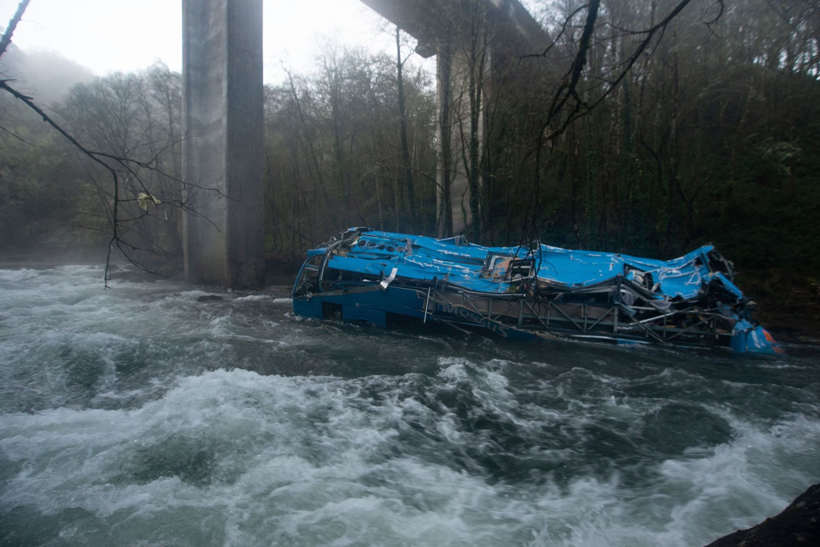 Impactantes imágenes: así quedó el autobús de Pontevedra tras caer al río