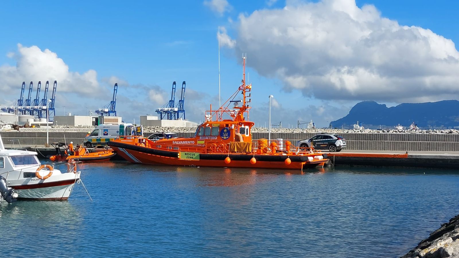 El viajero, que estaba consciente y estable al ser sacado del mar, fue trasladado a la dársena del Saladillo.
