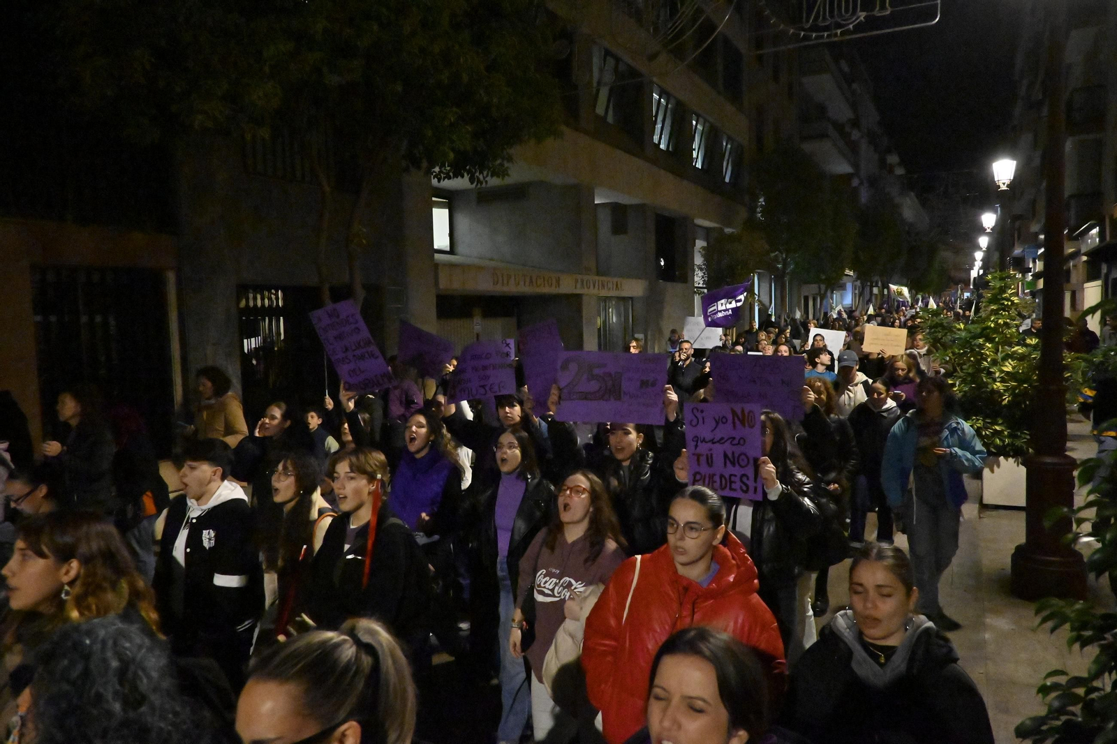 Imágenes de la manifestación con motivo del 25N en Huelva