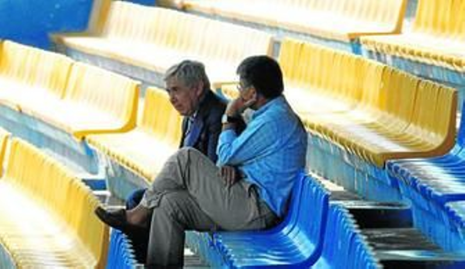 El ex presidente del Cádiz, Antonio Muñoz, y el hasta ahora director deportivo, Julio Peguero, hablan en la antigua Tribuna a comienzos de temporada.