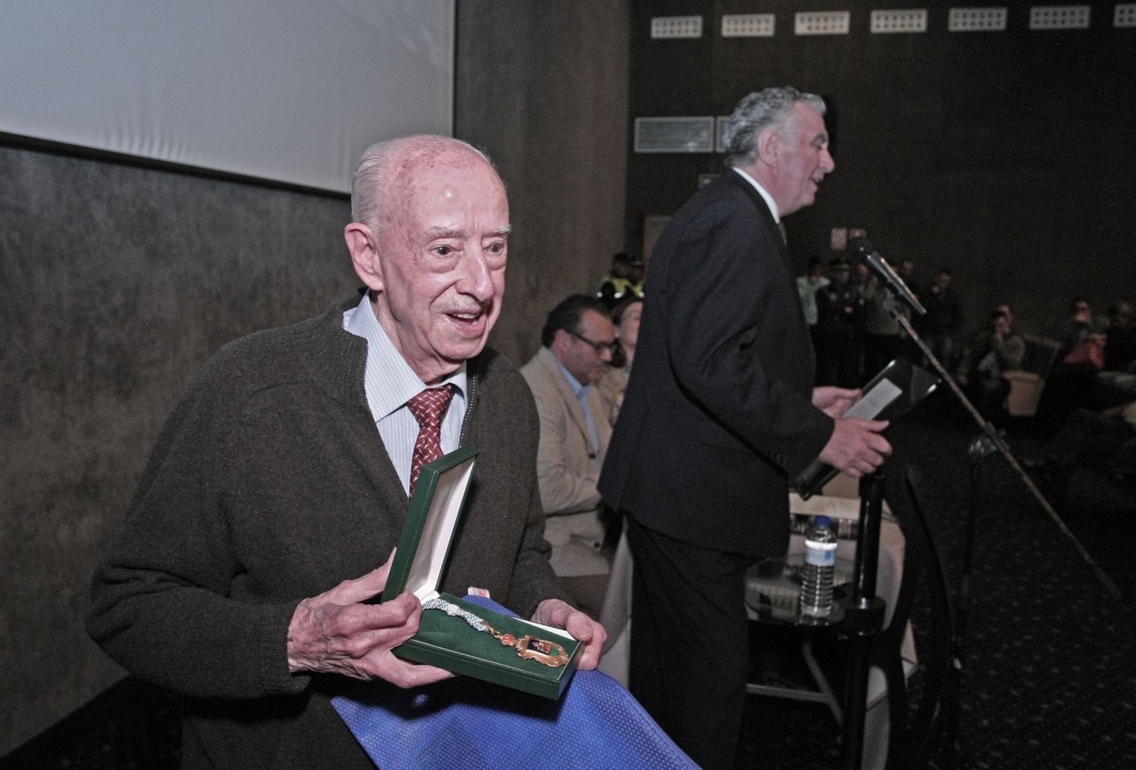 Márquez recibe la insignia de oro del Centenario, en 2012.
