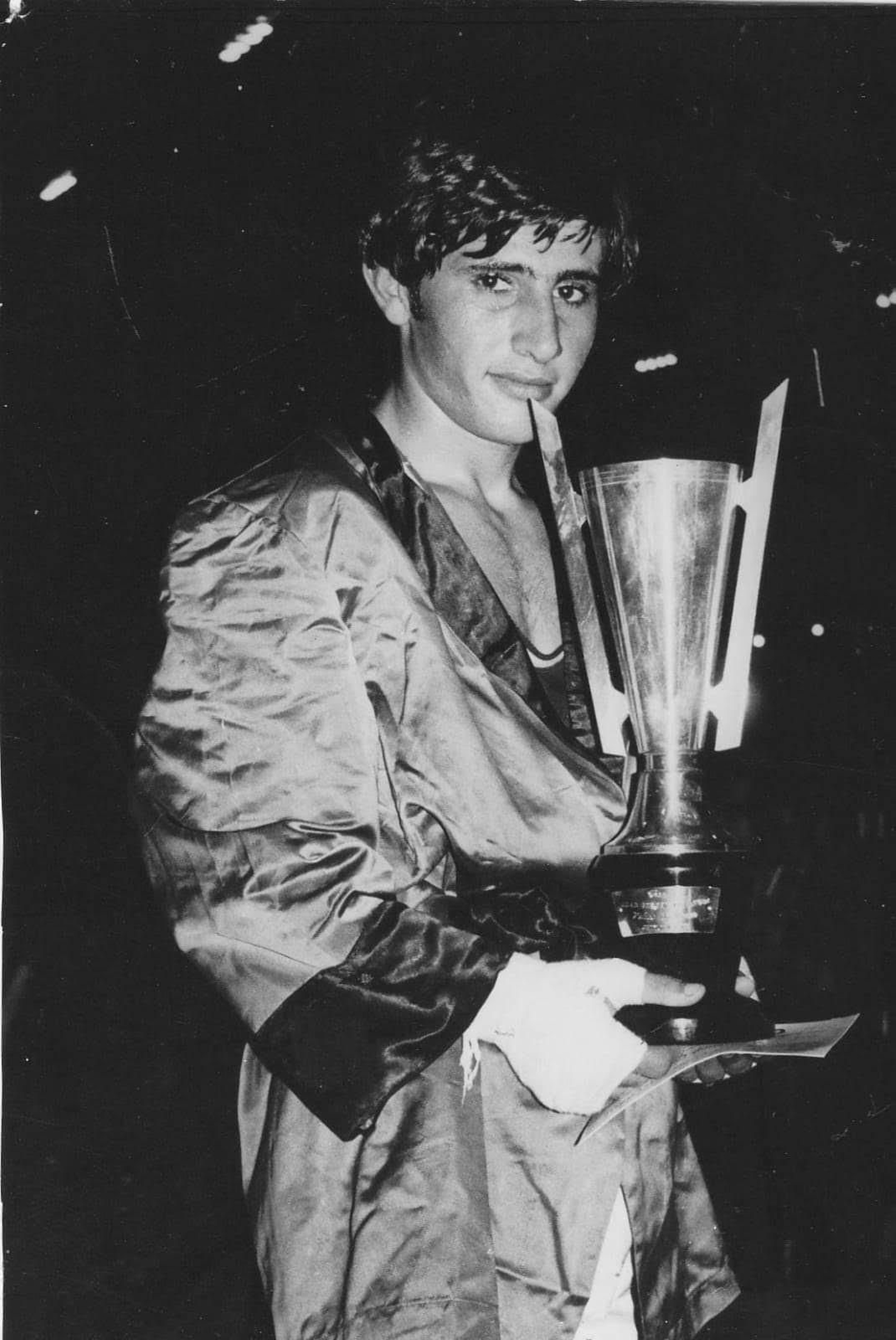 Un joven Antonio León Galán posa con uno de sus trofeos.