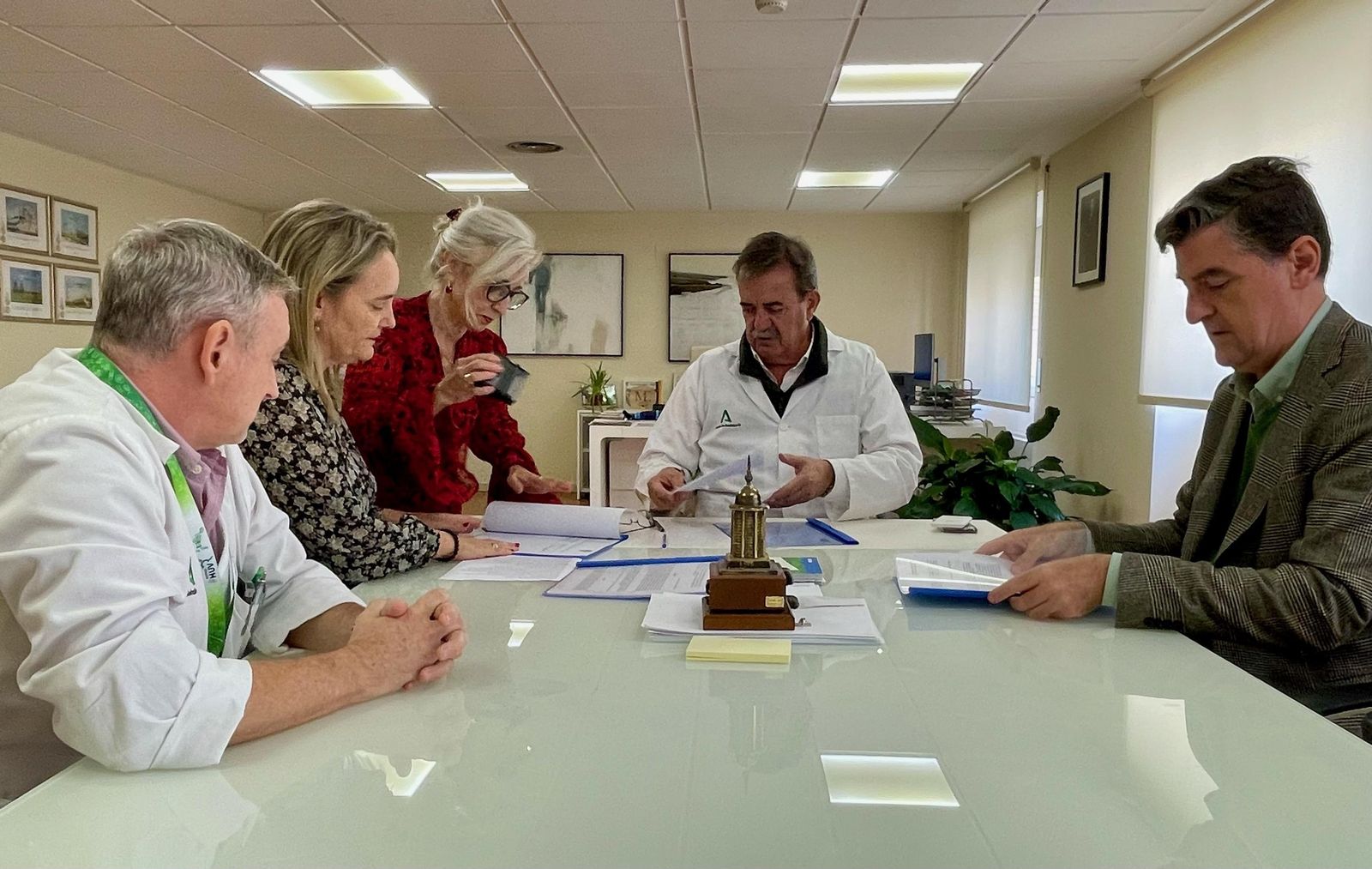 Un momento de la firma del convenio entre el presidente de la Hermandad Matriz de Almonte, Santiago Padilla, y el gerente del hospital, Manuel Molina Muñoz.