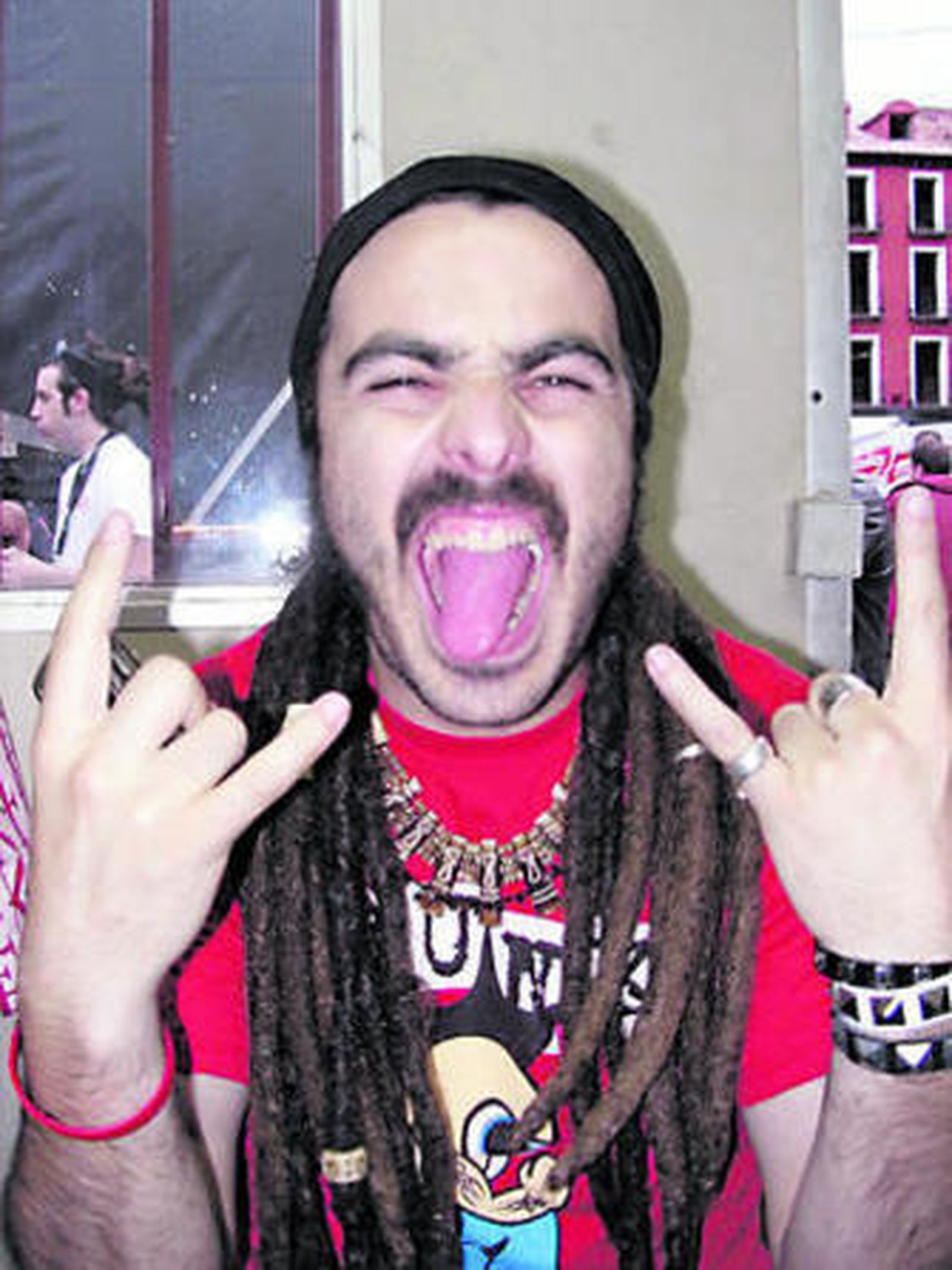 Imagen desenfadada del cantante Huecco.