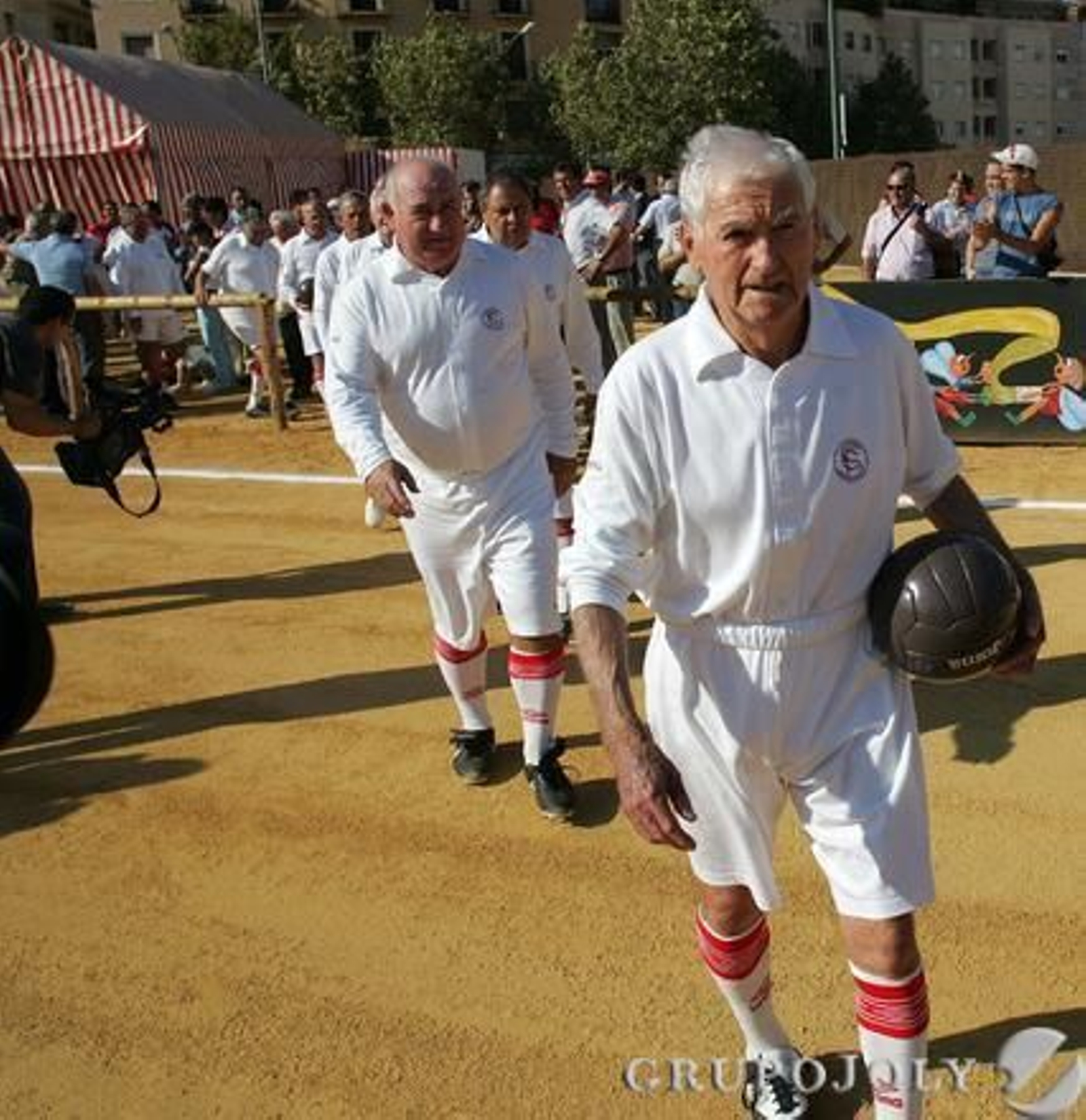 Juan Arza se prepara para un partido conmemorativo por el centenario del equipo en 2005.

Foto: D.S.