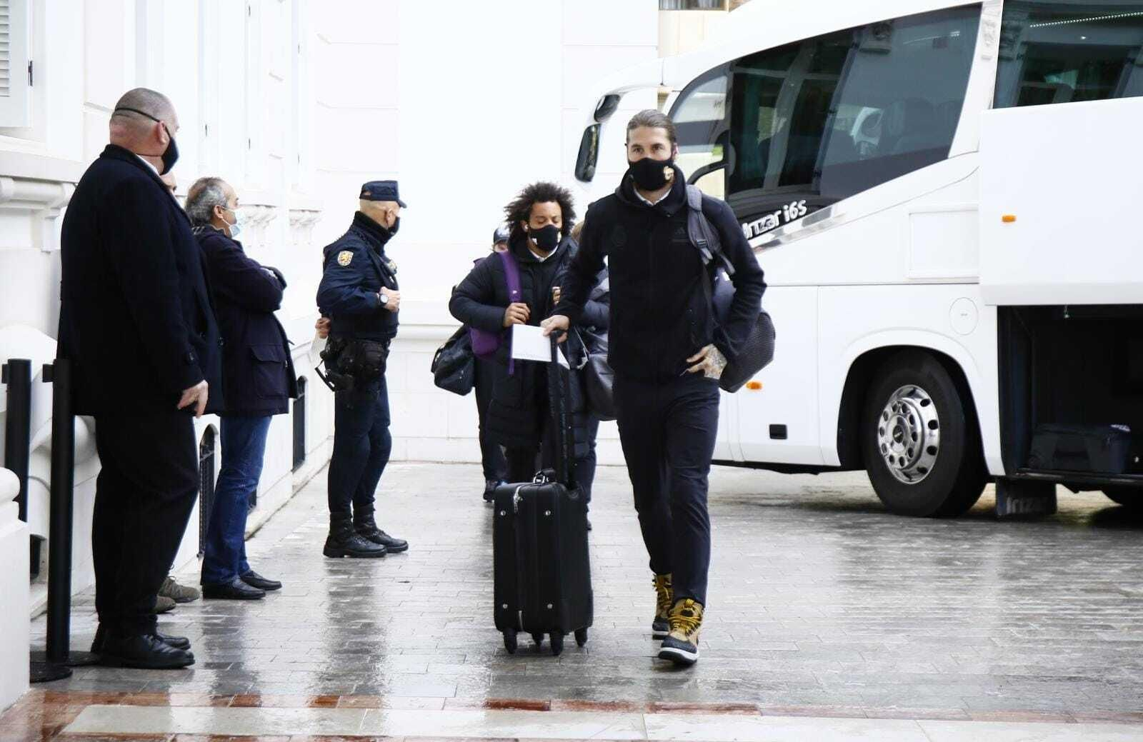 Sergio Ramos y Marcelo entran al hotel Miramar en Málga.