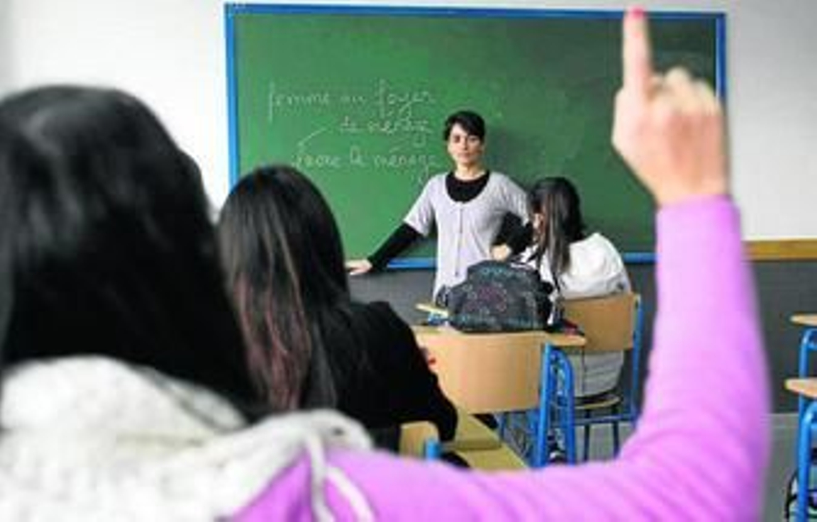 1. Un grupo de alumnos de Bachillerato atienden a las explicaciones de la profesora en una clase de francés. 2. La concejal, Jemi Sánchez. 3. Estudiantes de Secundaria en mitad de una clase, en el comienzo de la jornada lectiva