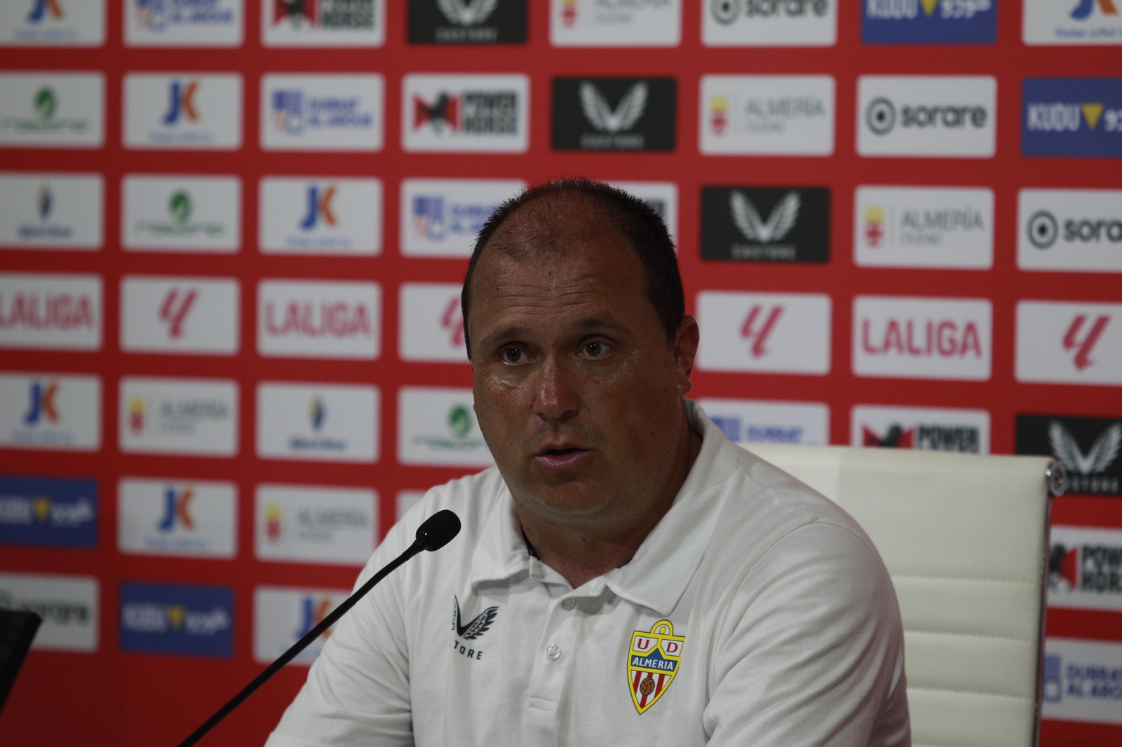 Alberto Lasarte durante una de sus comparecencias ante los medios de comunicación con motivo del play off de ascenso.