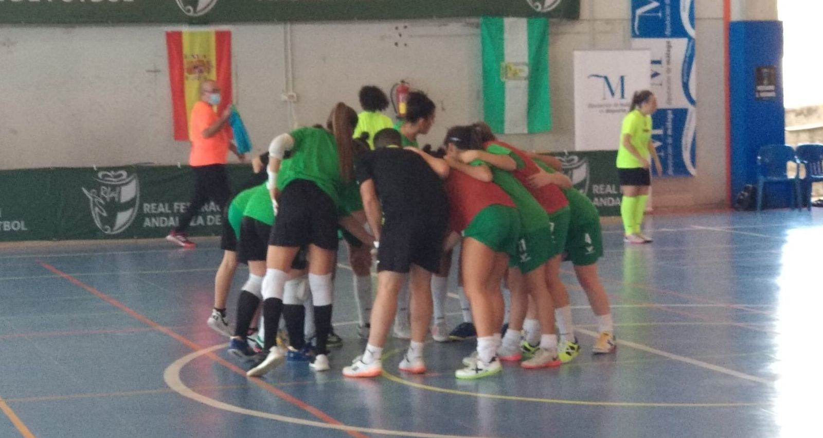 Las chicas del Deportivo Córdoba se conjuran antes de arrancar un partido.