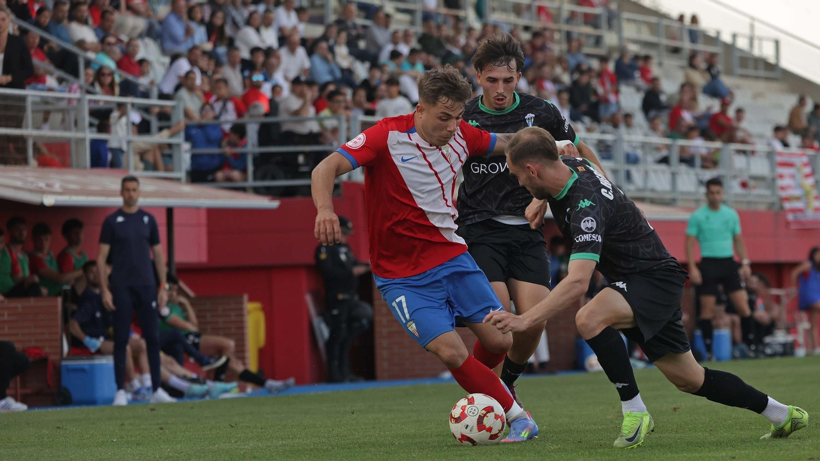 Leiva se marcha de dos contrarios en el Algeciras-Alcoyano.