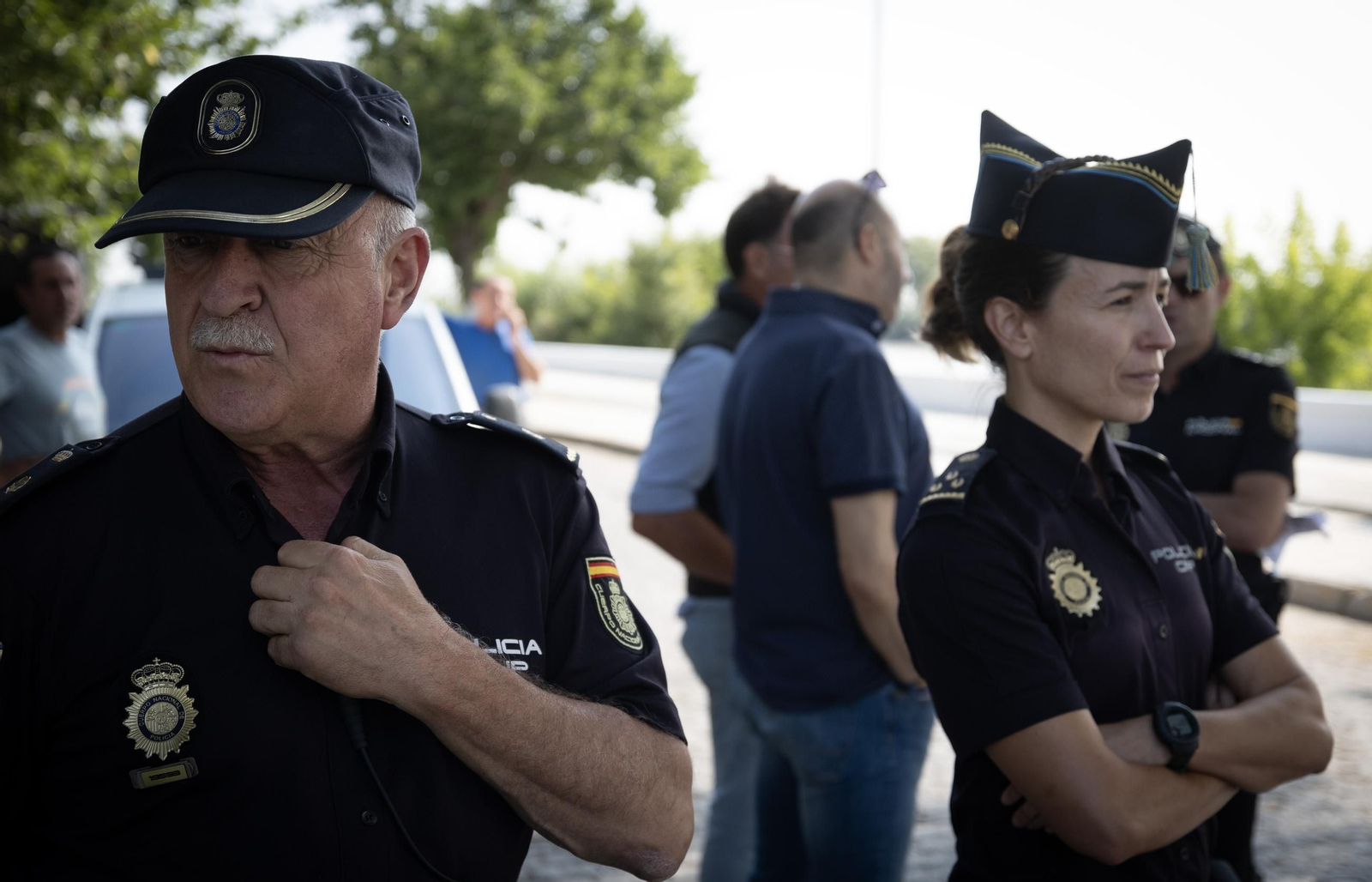 El cruce de las hermandades del Rocío por la barcaza de Coria, bajo el dispositivo de seguridad de la Policía Nacional