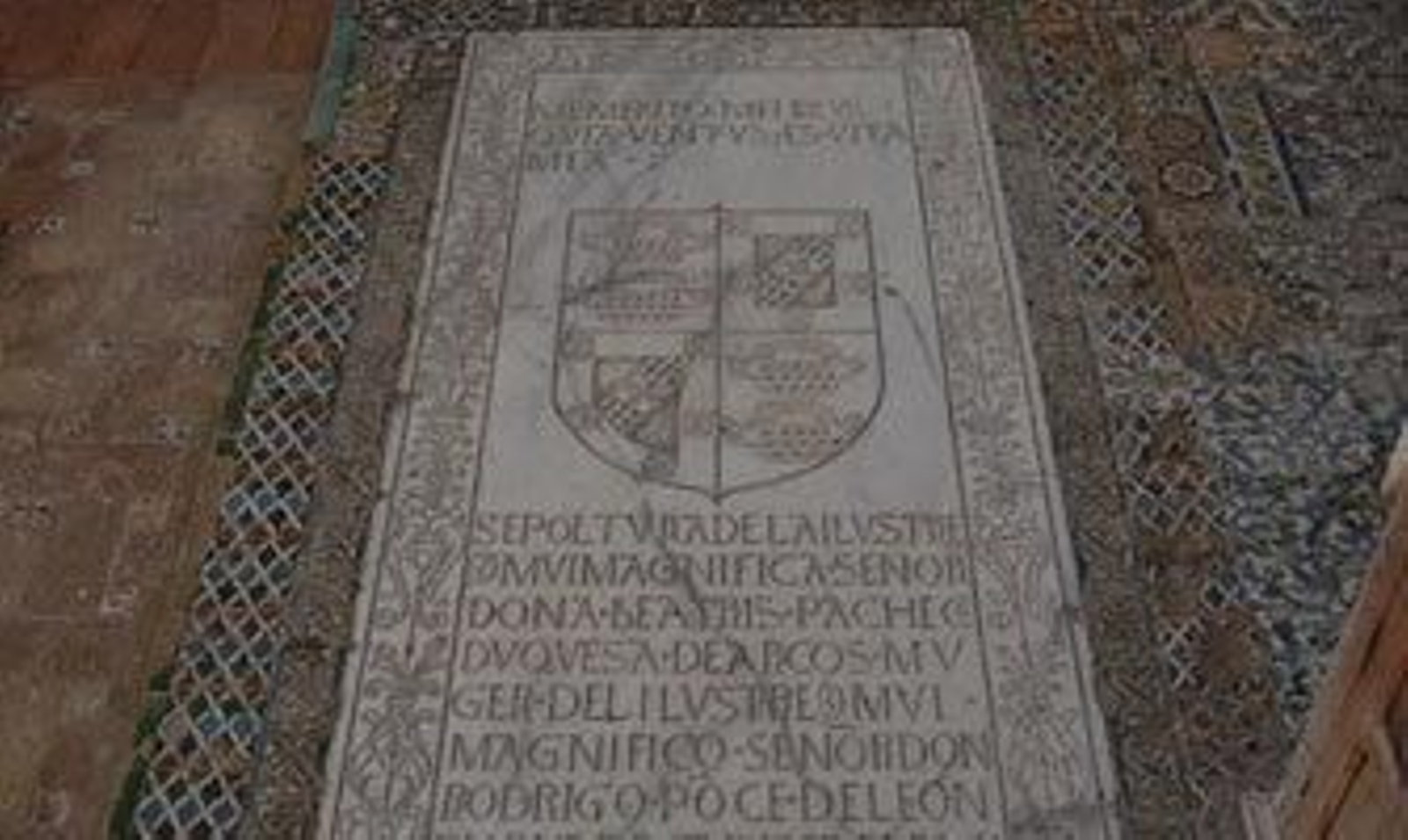 La sencilla lápida de la tumba de Beatriz Pacheco, enterrada en llano como una monja más en el convento de Santa Clara de Carmona.