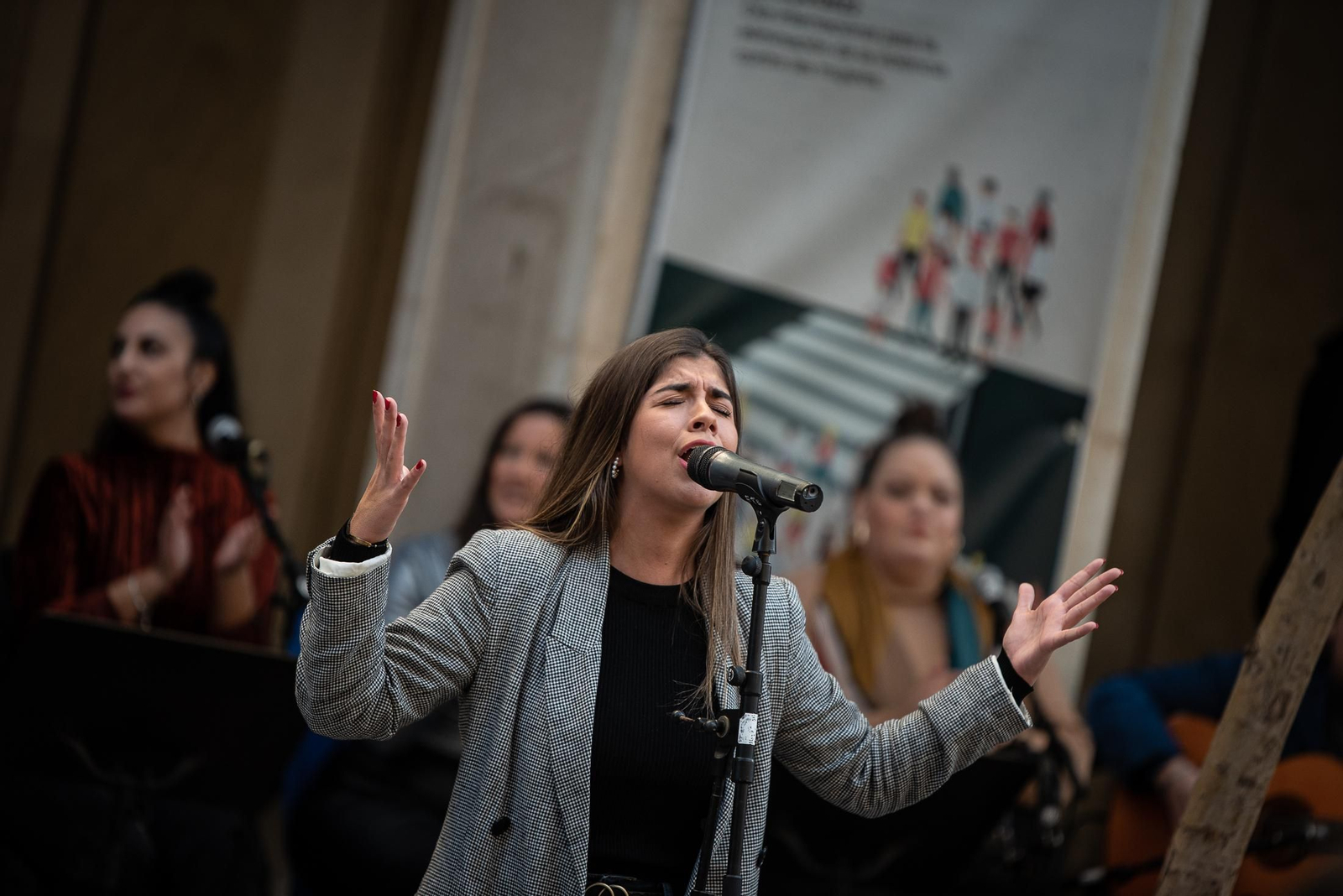 Imágenes de la Zambombá " Sones de Navidad" en la puerta de la Diputación