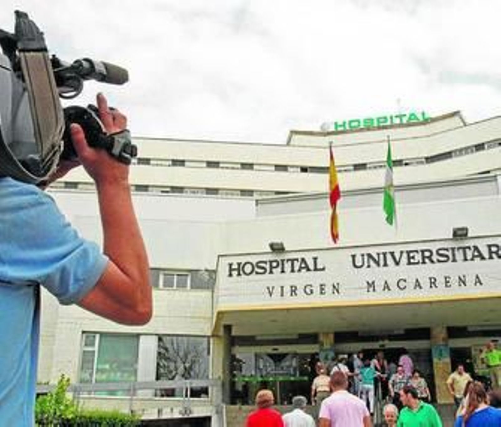 Numerosas televisiones acudieron ayer al Hospital Virgen Macarena.