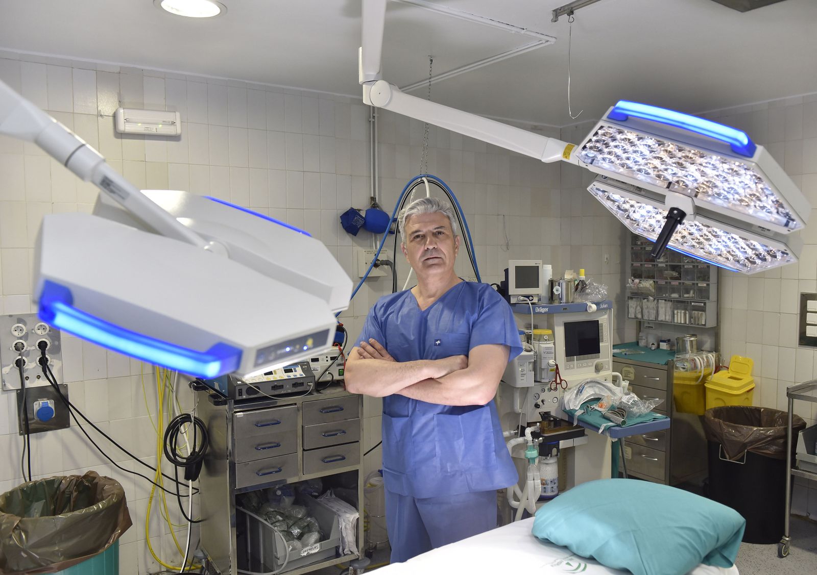 El doctor Manuel Rovira, traumatólogo y costalero, en un quirófano del Hospital Virgen Macarena.