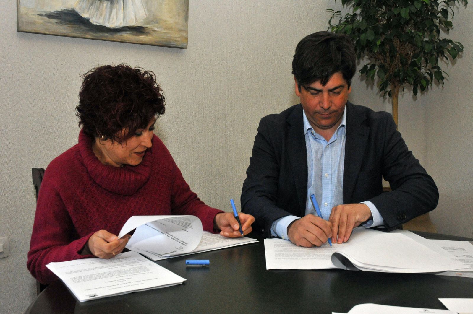 Ana Beatriz Páez y el alcalde, Rafael Llamas, rubrican el acuerdo.