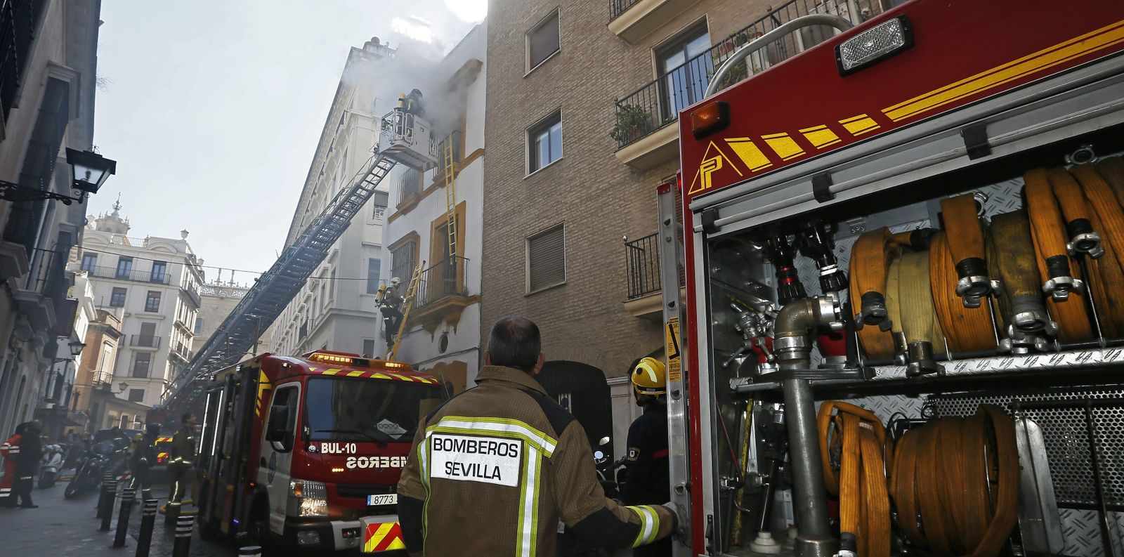 Bomberos en la extinción de un incendio en el centro de Sevilla, en 2017.