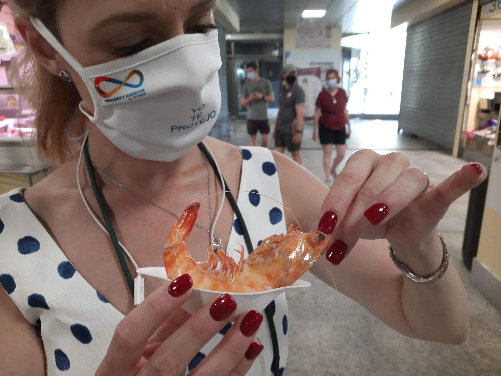En el Mercado de la Encarnación se degustaron langostinos de Sanlúcar de Barrameda, gratis.